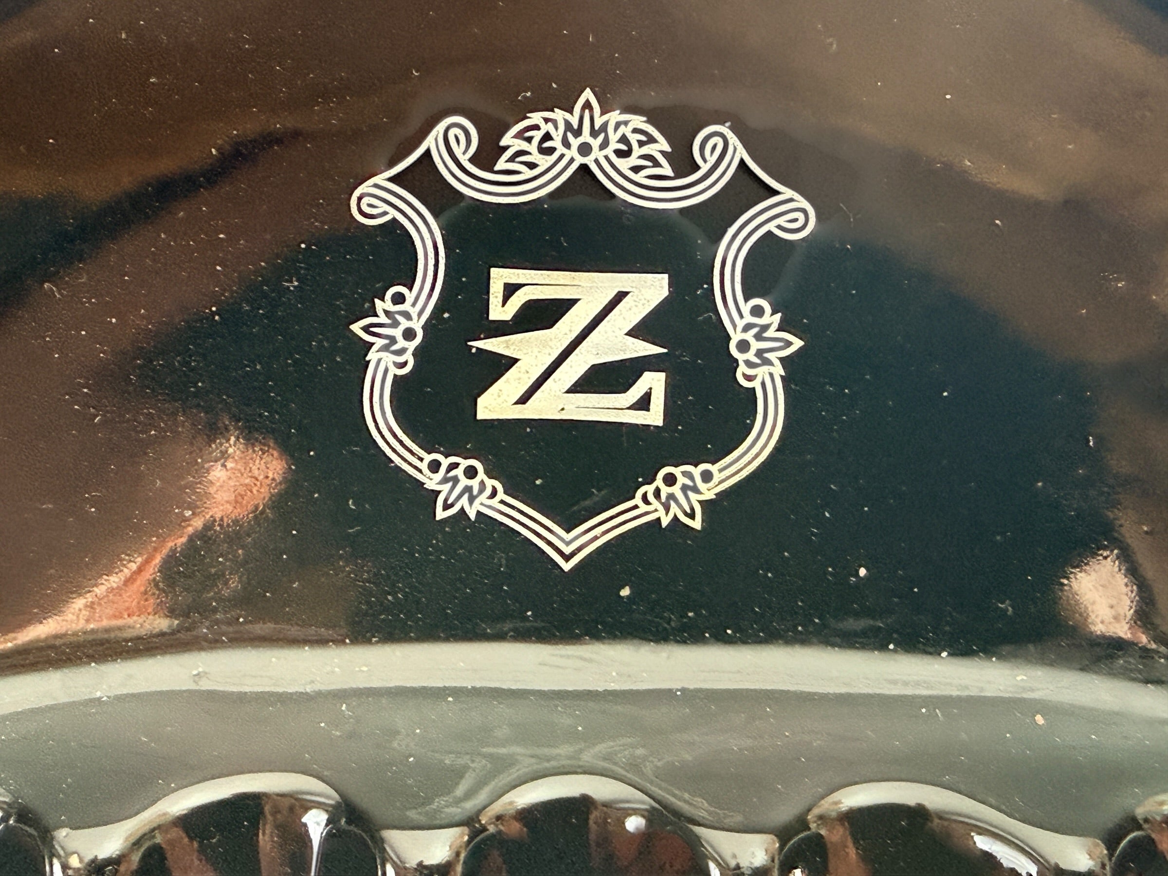 Zino Platinum black ceramic cigar ashtray with 5 rests. Davidoff branded accessory in very good condition, ideal for cigar lounges, collectors, or home bar setups.