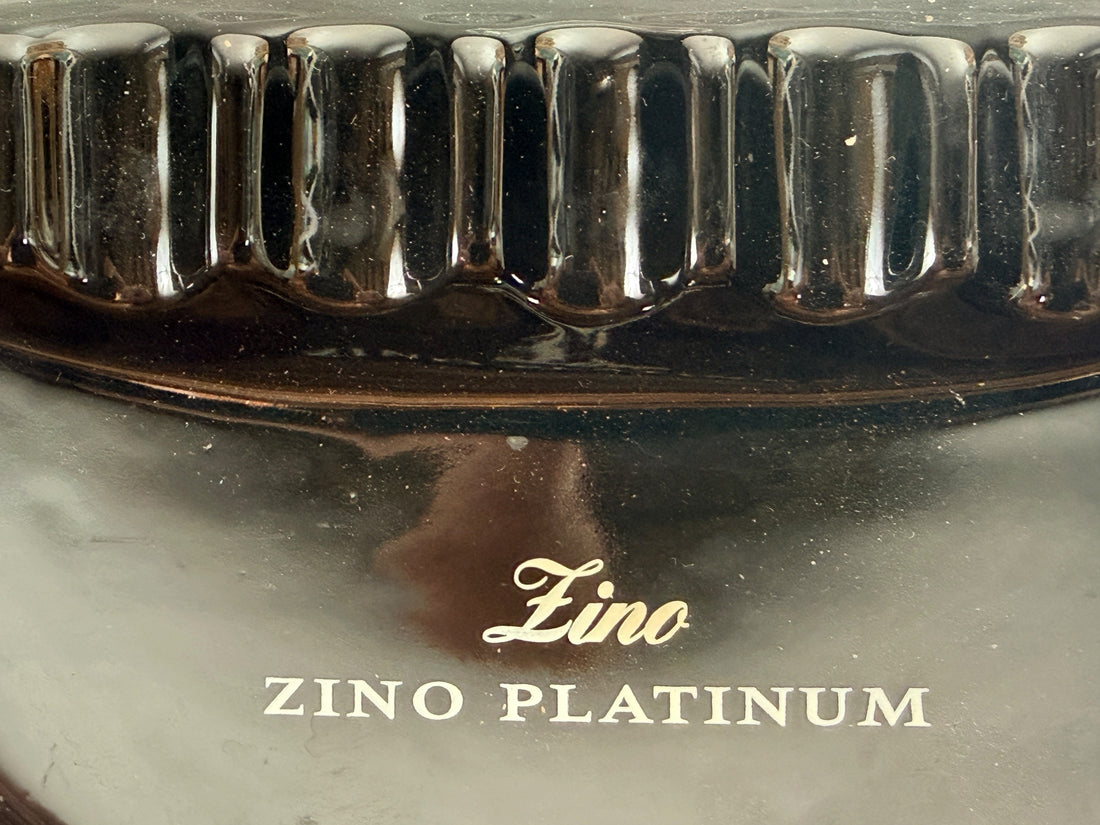 Zino Platinum black ceramic cigar ashtray with 5 rests. Davidoff branded accessory in very good condition, ideal for cigar lounges, collectors, or home bar setups.