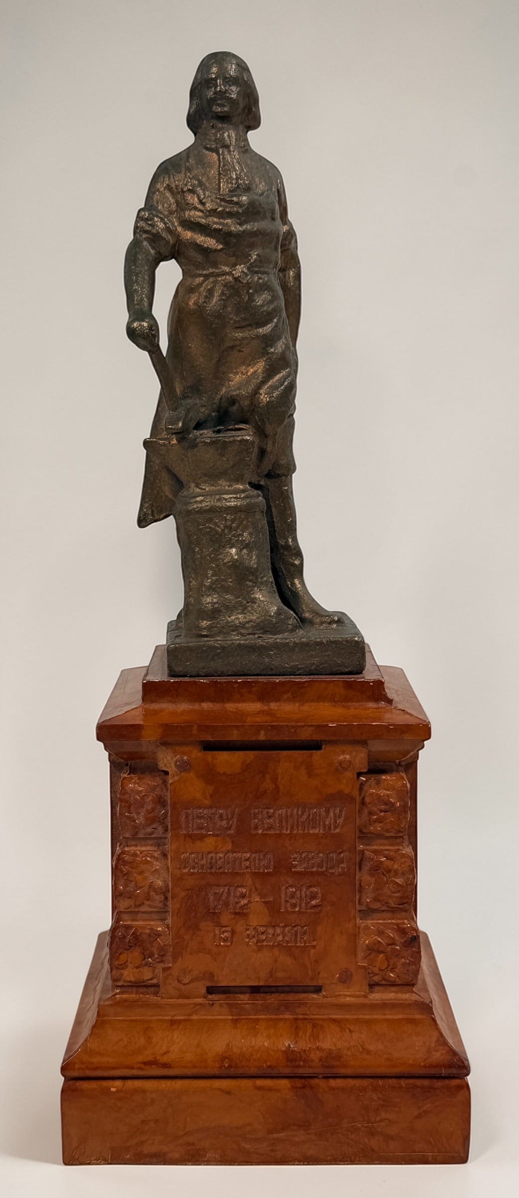 1912 Imperial Russian Peter the Great Tula Arms Factory commemorative sculpture, antique desk monument with Cyrillic inscriptions, pre-1917 Russia.
