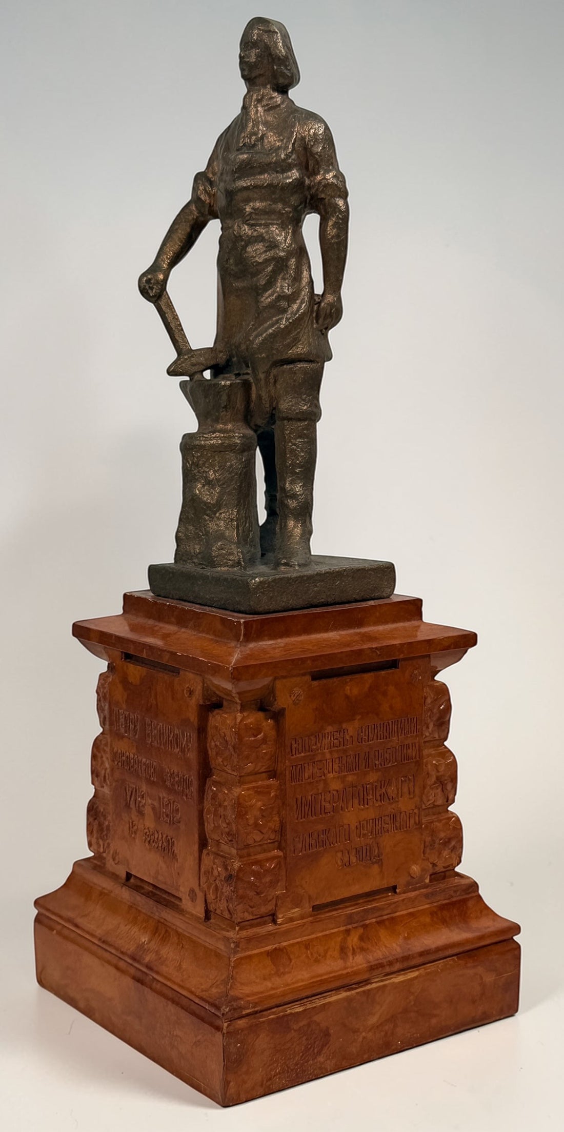 1912 Imperial Russian Peter the Great Tula Arms Factory commemorative sculpture, antique desk monument with Cyrillic inscriptions, pre-1917 Russia.