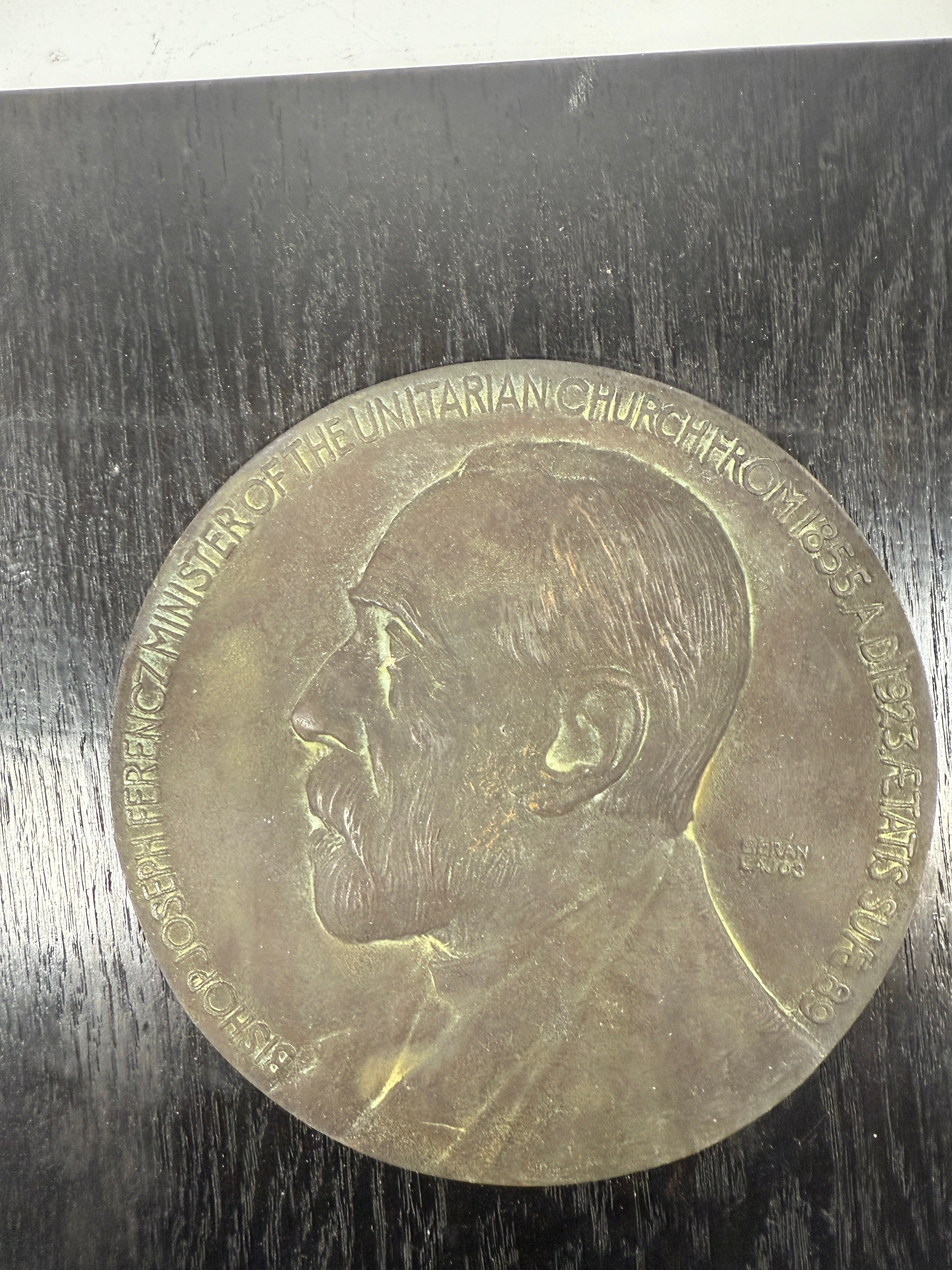 Plaque de bronze – Mgr Joseph Ferencz par Berán Lajos (1923)