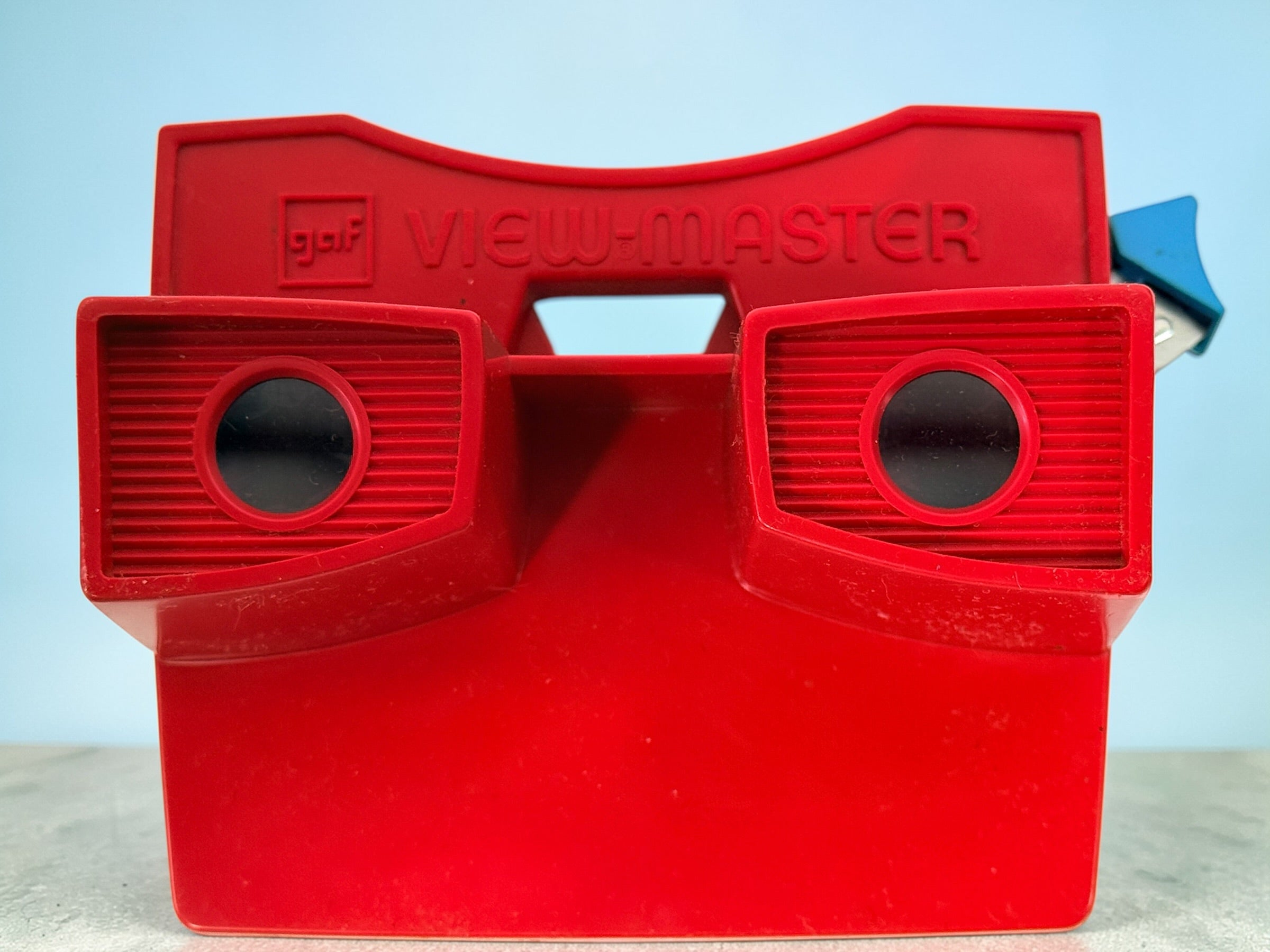Vintage 1970s GAF View-Master Disney Gift Pak with viewer and reels. Classic 3D toy set with original canister, great collectible condition.