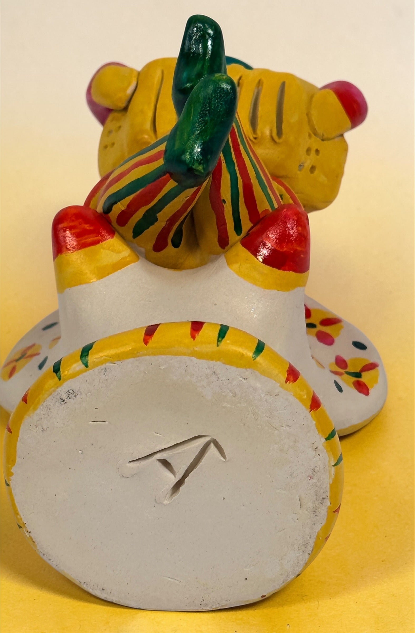 Figurine en céramique d'art populaire russe vintage, femme assise peinte à la main.