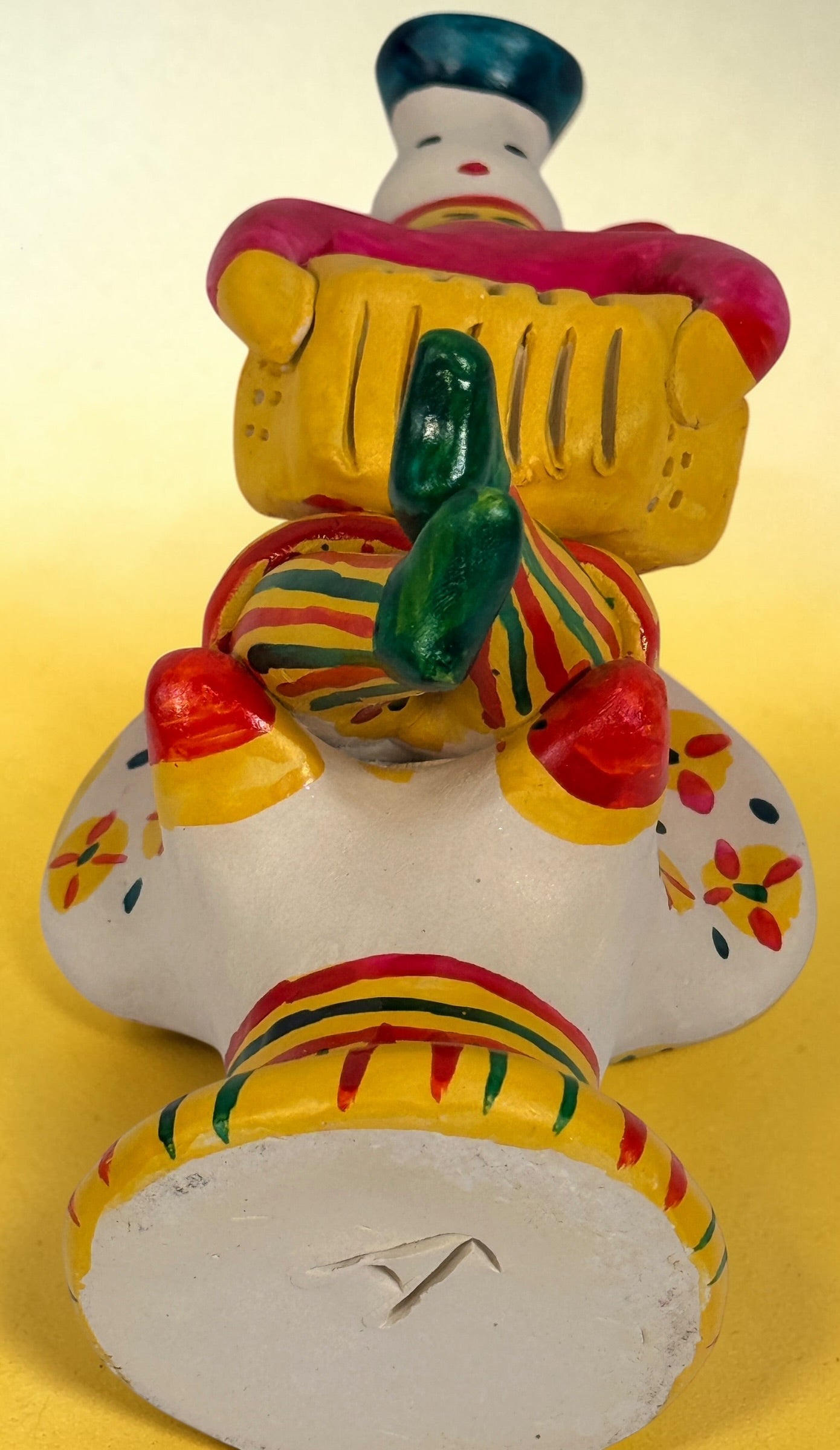Figurine en céramique d'art populaire russe vintage, femme assise peinte à la main.