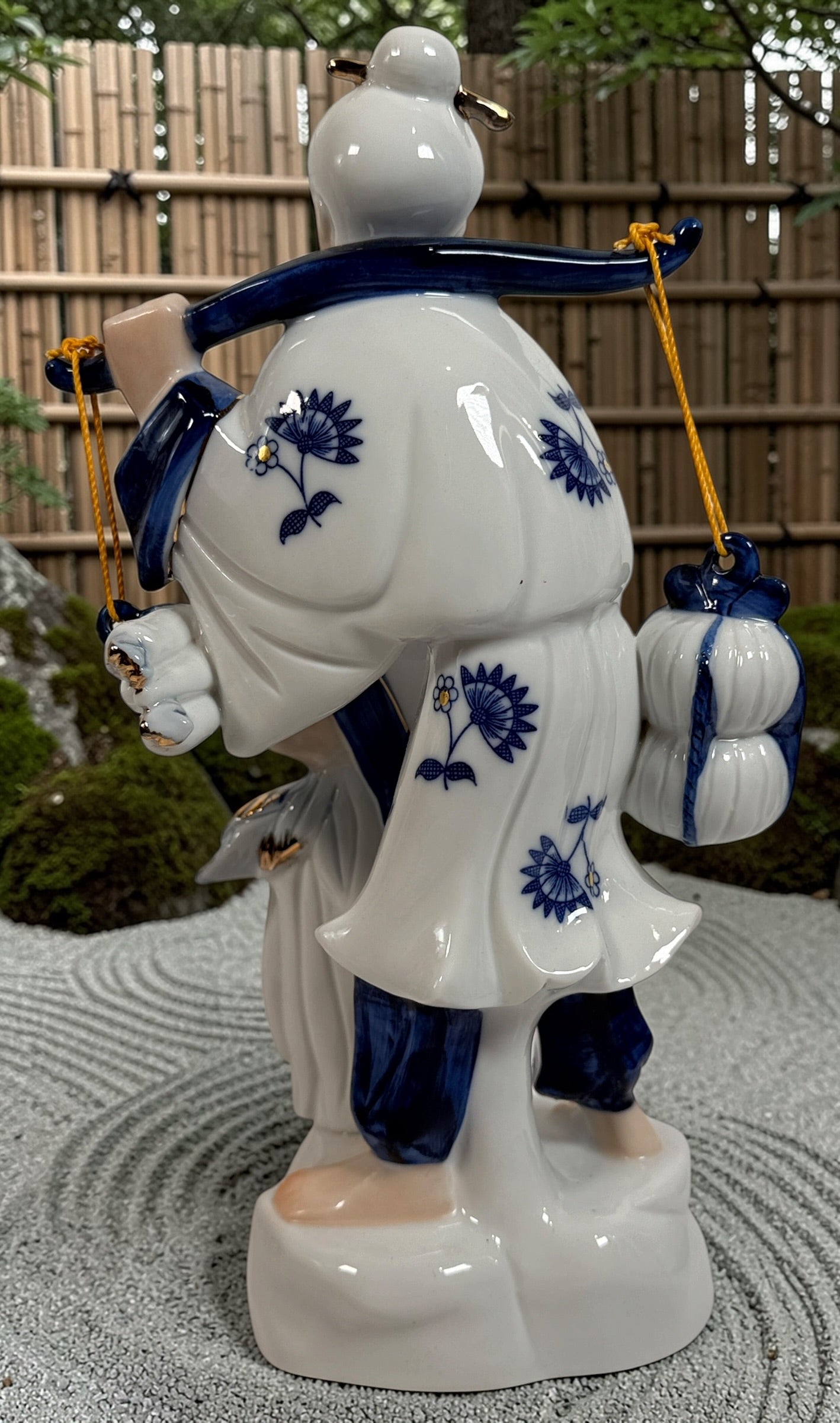 Figurines de pêcheurs japonais en porcelaine vintage, couple bleu, blanc et or.