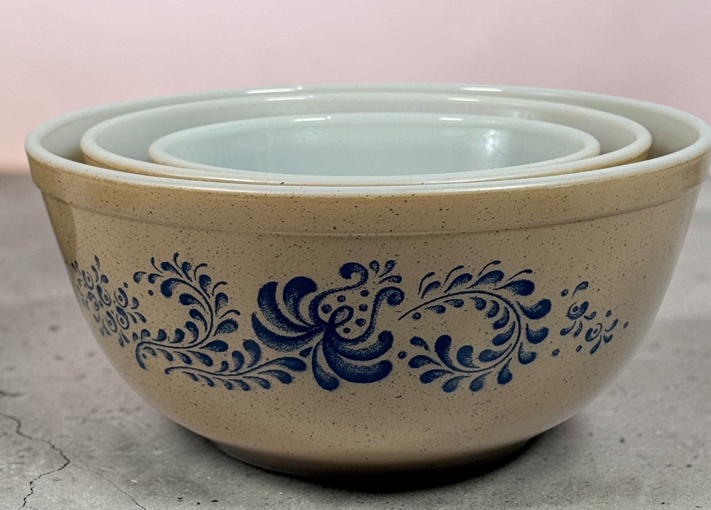 Vintage Pyrex Homestead blue floral mixing bowls and casserole dishes with lids. Classic farmhouse kitchenware set, durable glass, collectible and practical.
