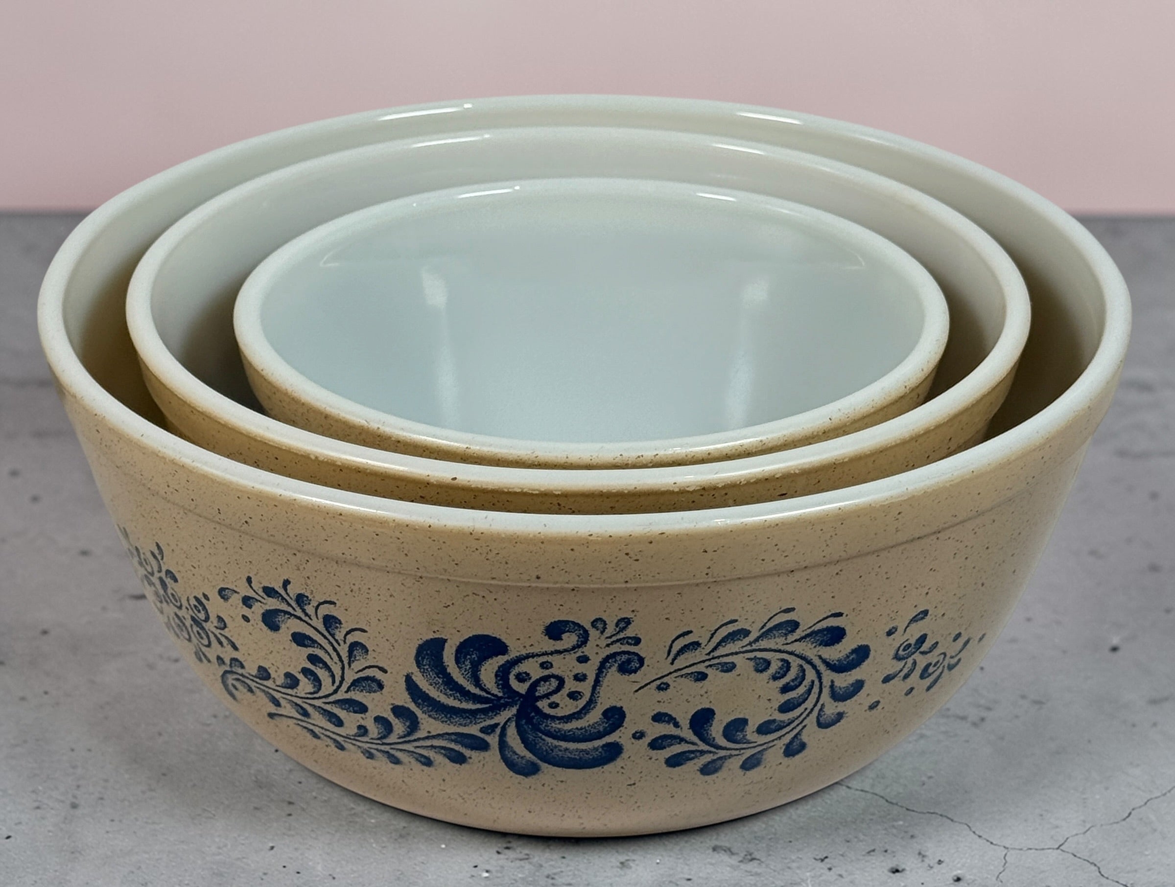Vintage Pyrex Homestead blue floral mixing bowls and casserole dishes with lids. Classic farmhouse kitchenware set, durable glass, collectible and practical.