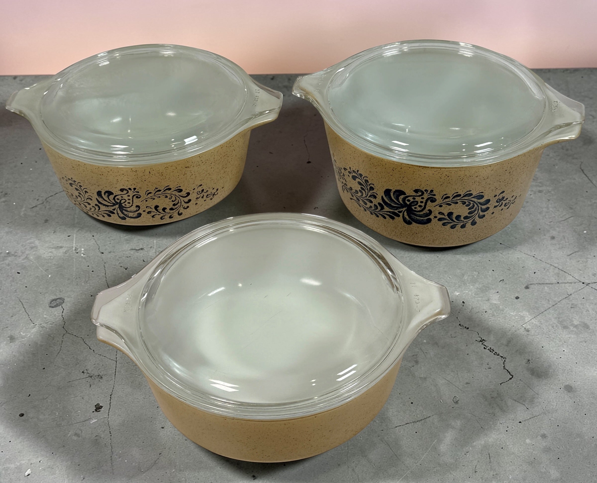 Vintage Pyrex Homestead blue floral mixing bowls and casserole dishes with lids. Classic farmhouse kitchenware set, durable glass, collectible and practical.