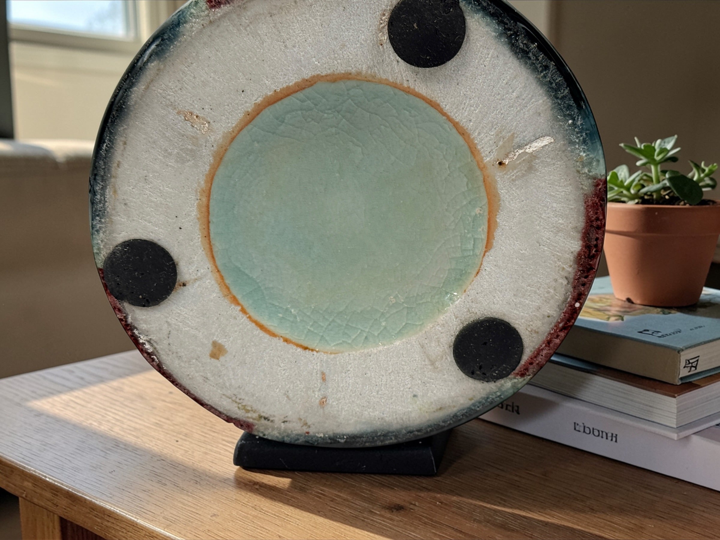 Vase en poterie de studio du milieu du siècle, glaçure coulante rouge, noire et verte.