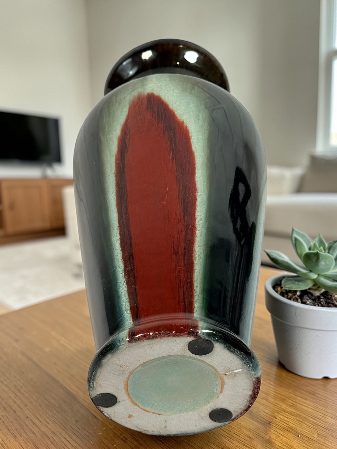 Vase en poterie de studio du milieu du siècle, glaçure coulante rouge, noire et verte.