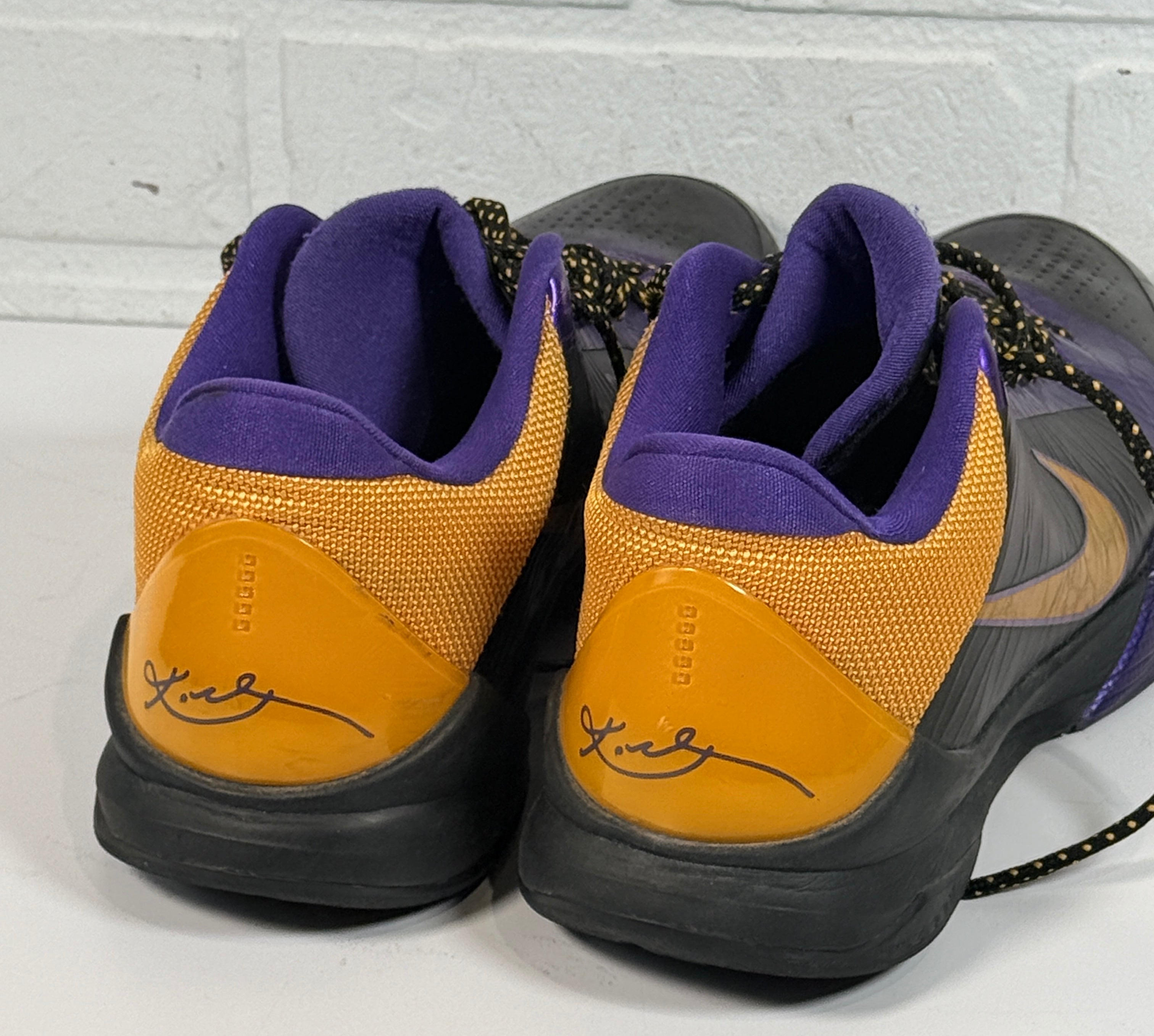 Chaussures de basket Nike Kobe 4, coloris Lakers, 2009. Taille 8,5 US.