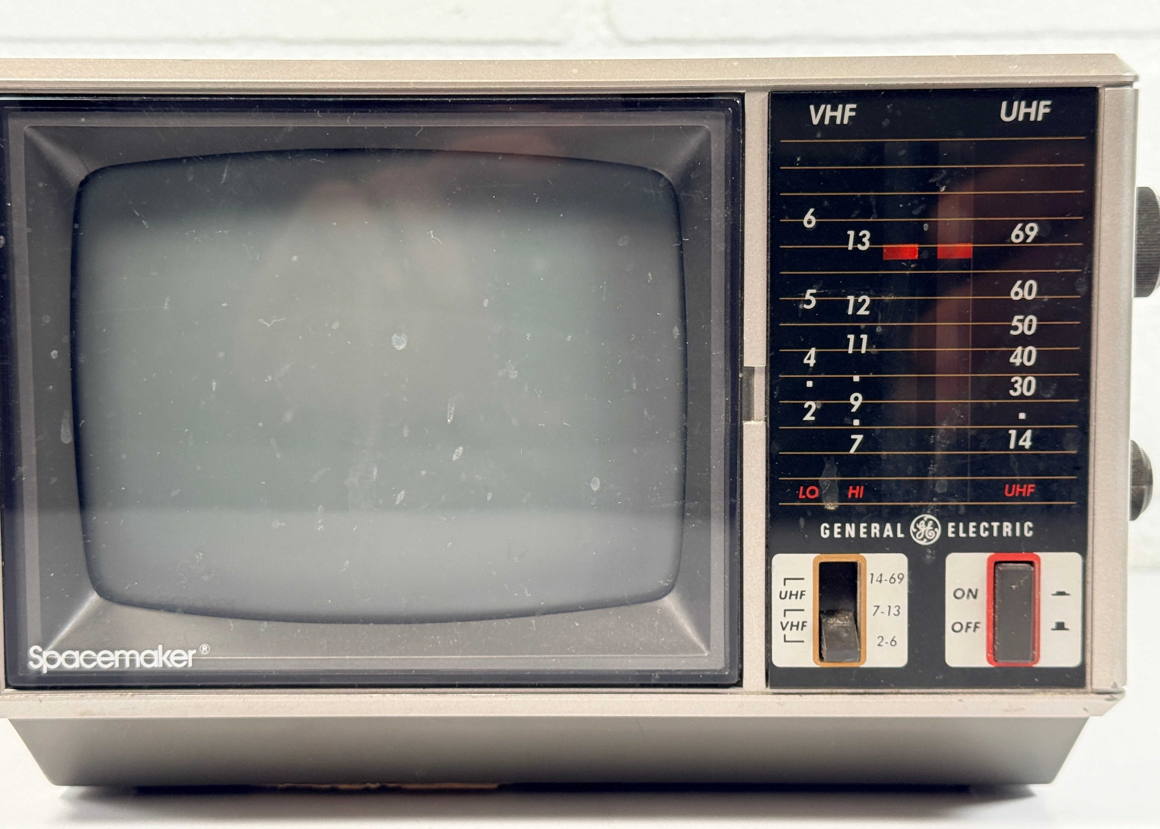 Téléviseur portable GE Spacemaker, modèle 7-7130A, 1986. Testé