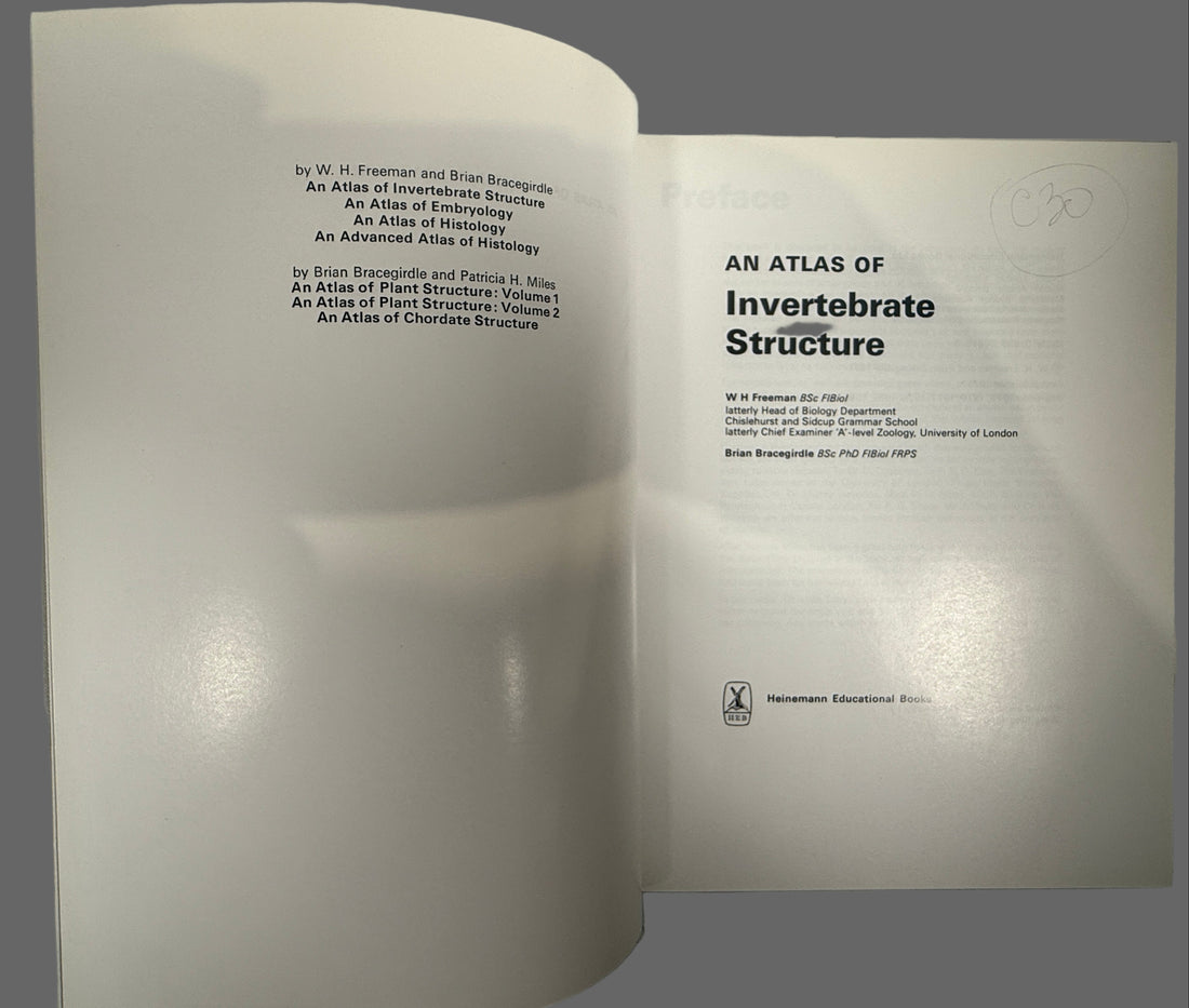 Livre relié vintage – Atlas des structures des invertébrés (Freeman)