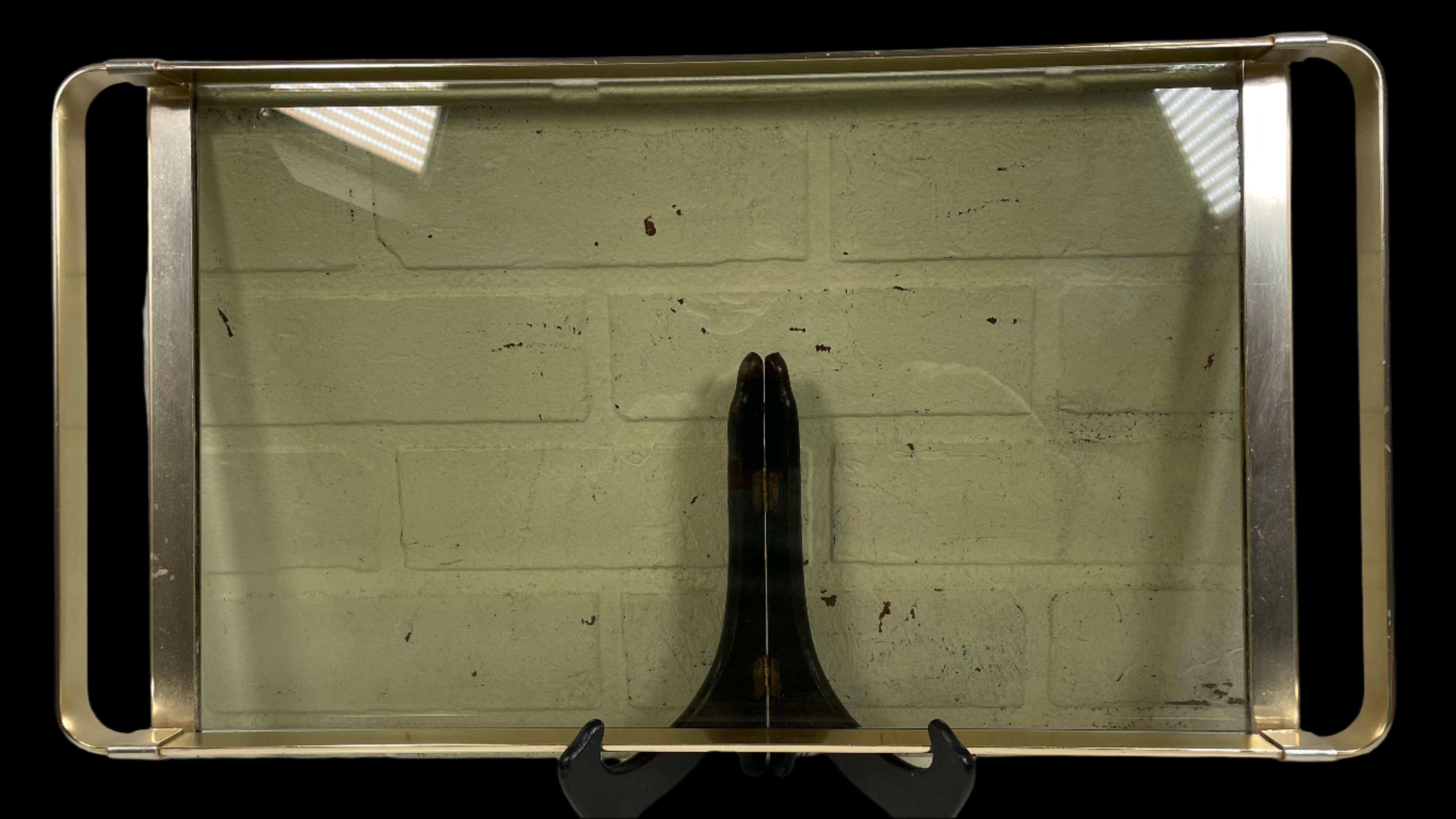 Plateau de service italien moderne du milieu du siècle des années 1960, en laiton et verre fumé par MB Italy.