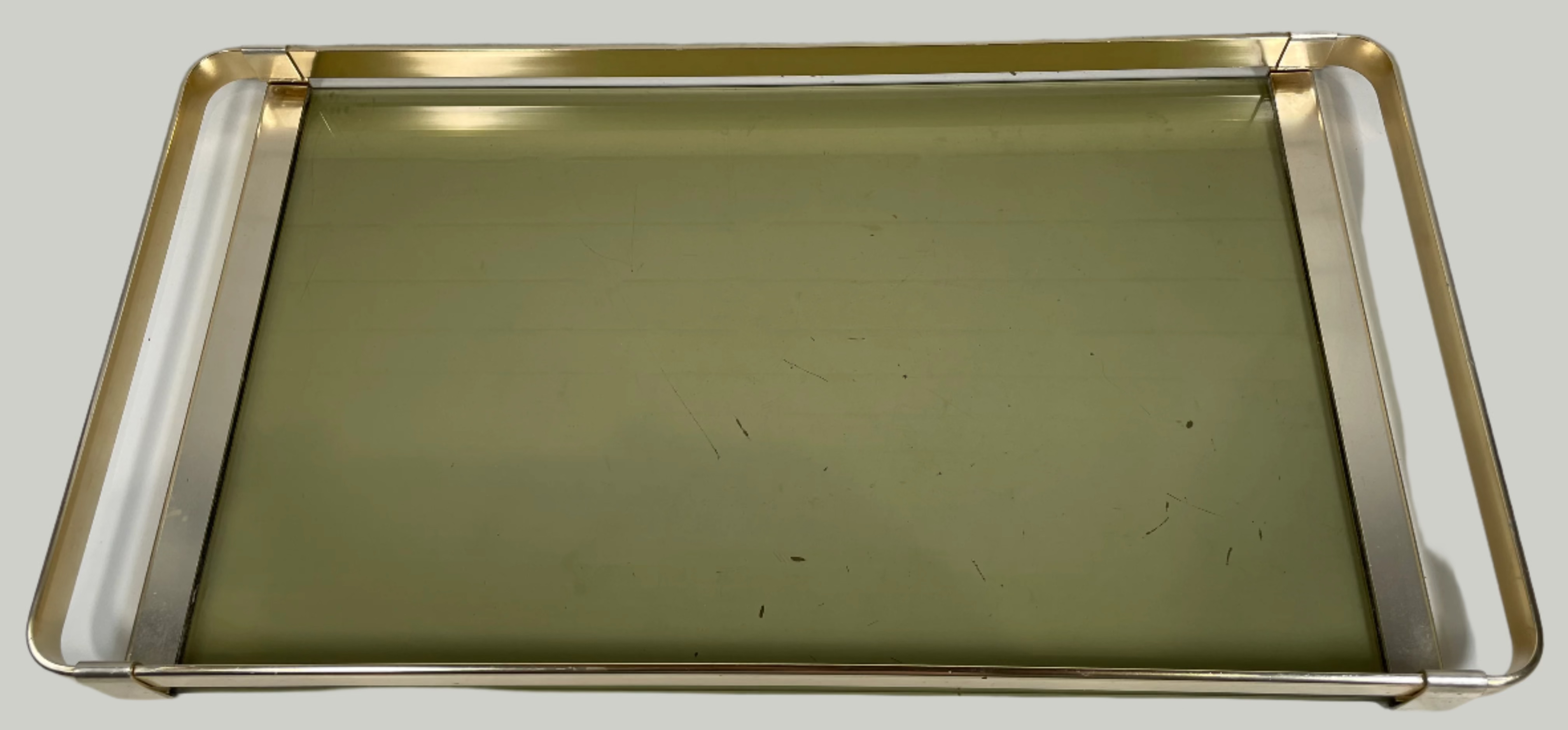 Plateau de service italien moderne du milieu du siècle des années 1960, en laiton et verre fumé par MB Italy.