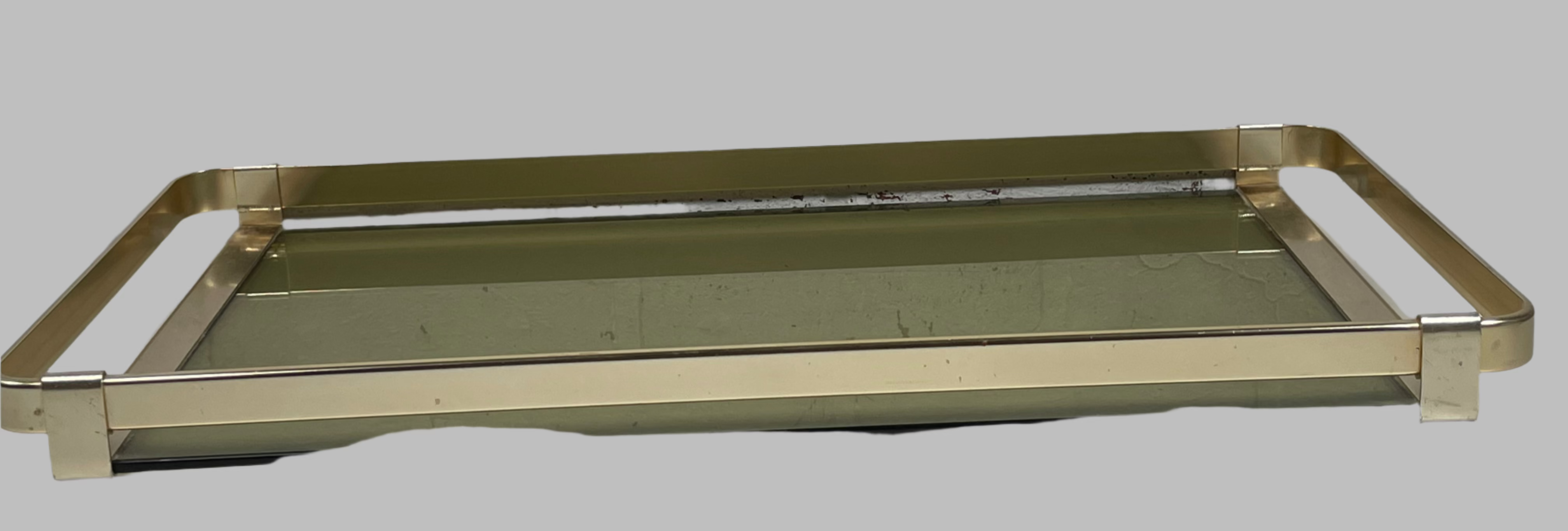 Plateau de service italien moderne du milieu du siècle des années 1960, en laiton et verre fumé par MB Italy.