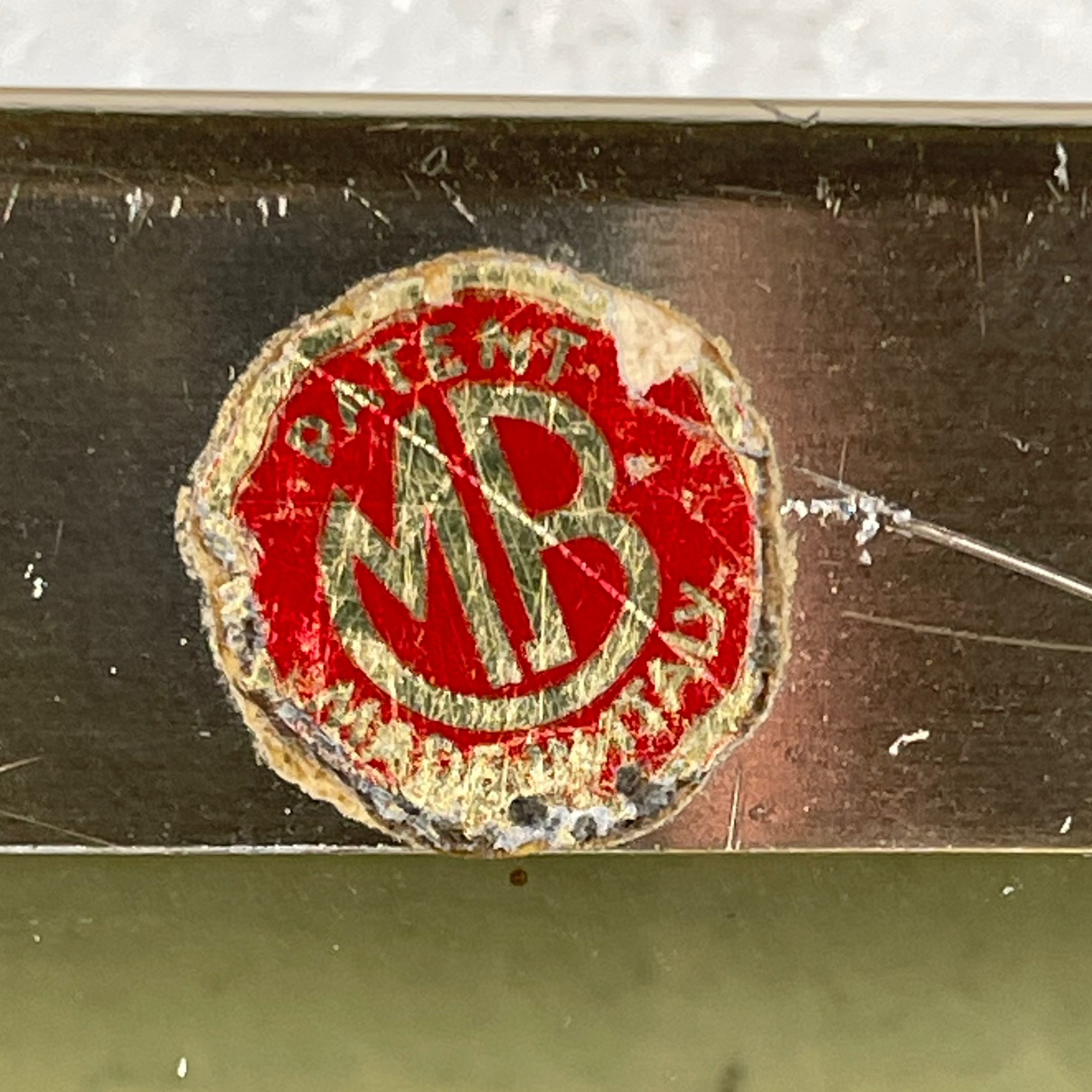 Plateau de service italien moderne du milieu du siècle des années 1960, en laiton et verre fumé par MB Italy.