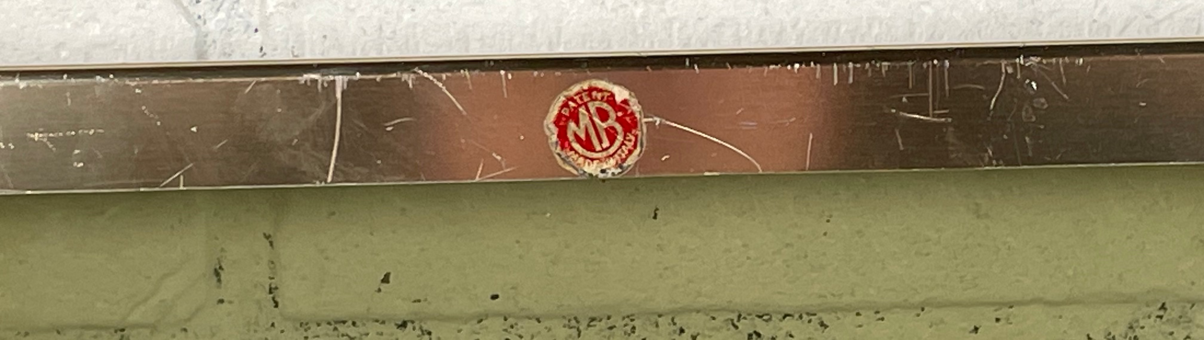 Plateau de service italien moderne du milieu du siècle des années 1960, en laiton et verre fumé par MB Italy.