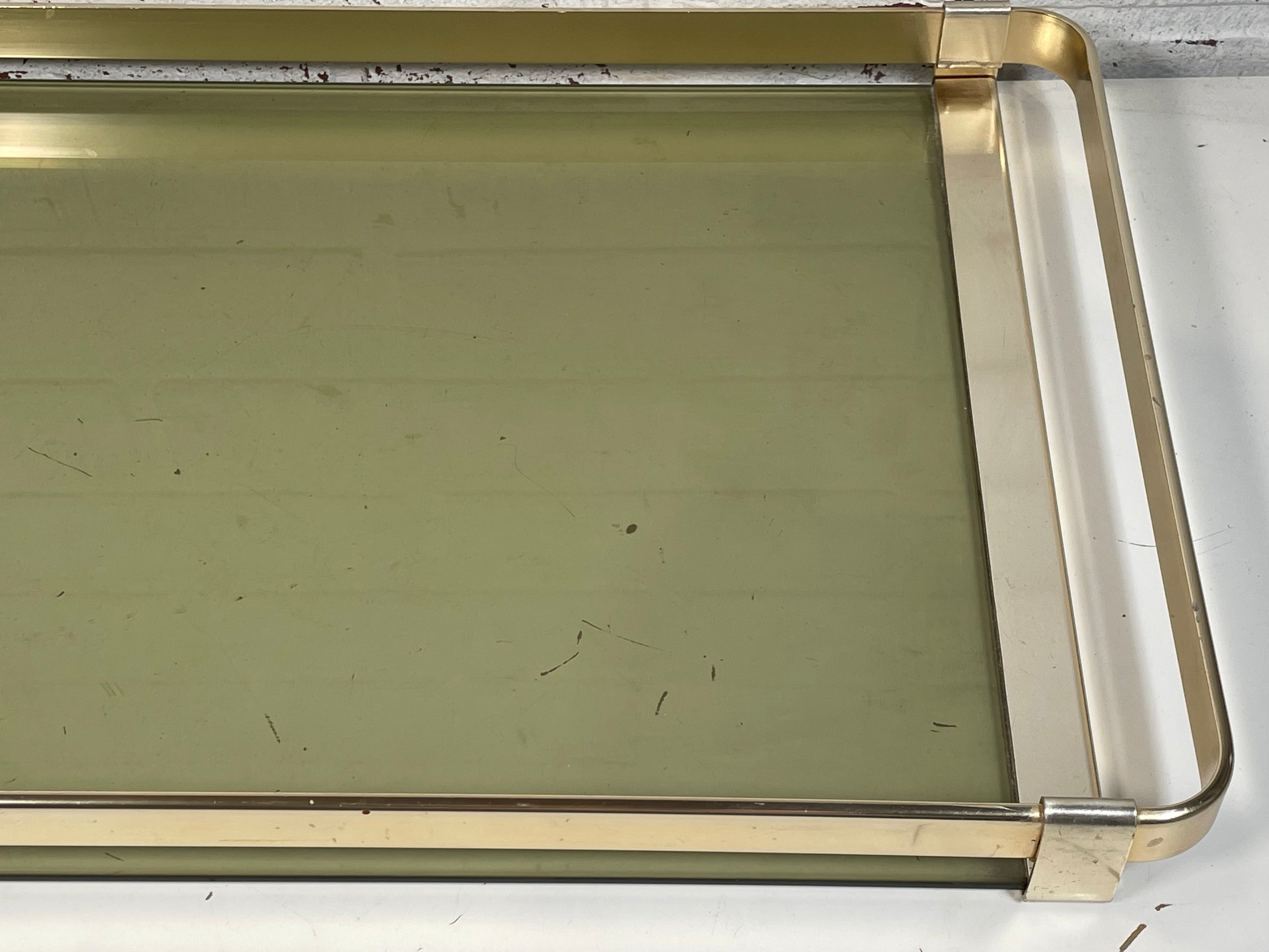 Plateau de service italien moderne du milieu du siècle des années 1960, en laiton et verre fumé par MB Italy.