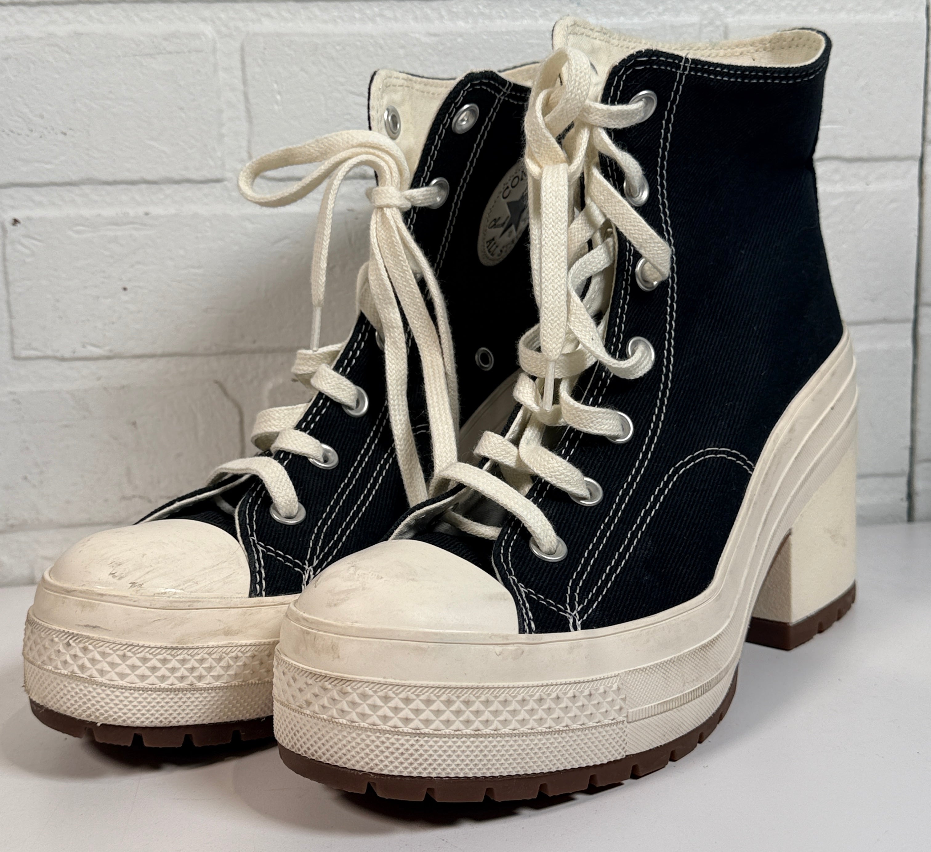 Converse Run Star Hike platform heel sneakers black high tops women’s 8.5. Chunky lug sole elevated fashion sneaker in pre-owned condition.