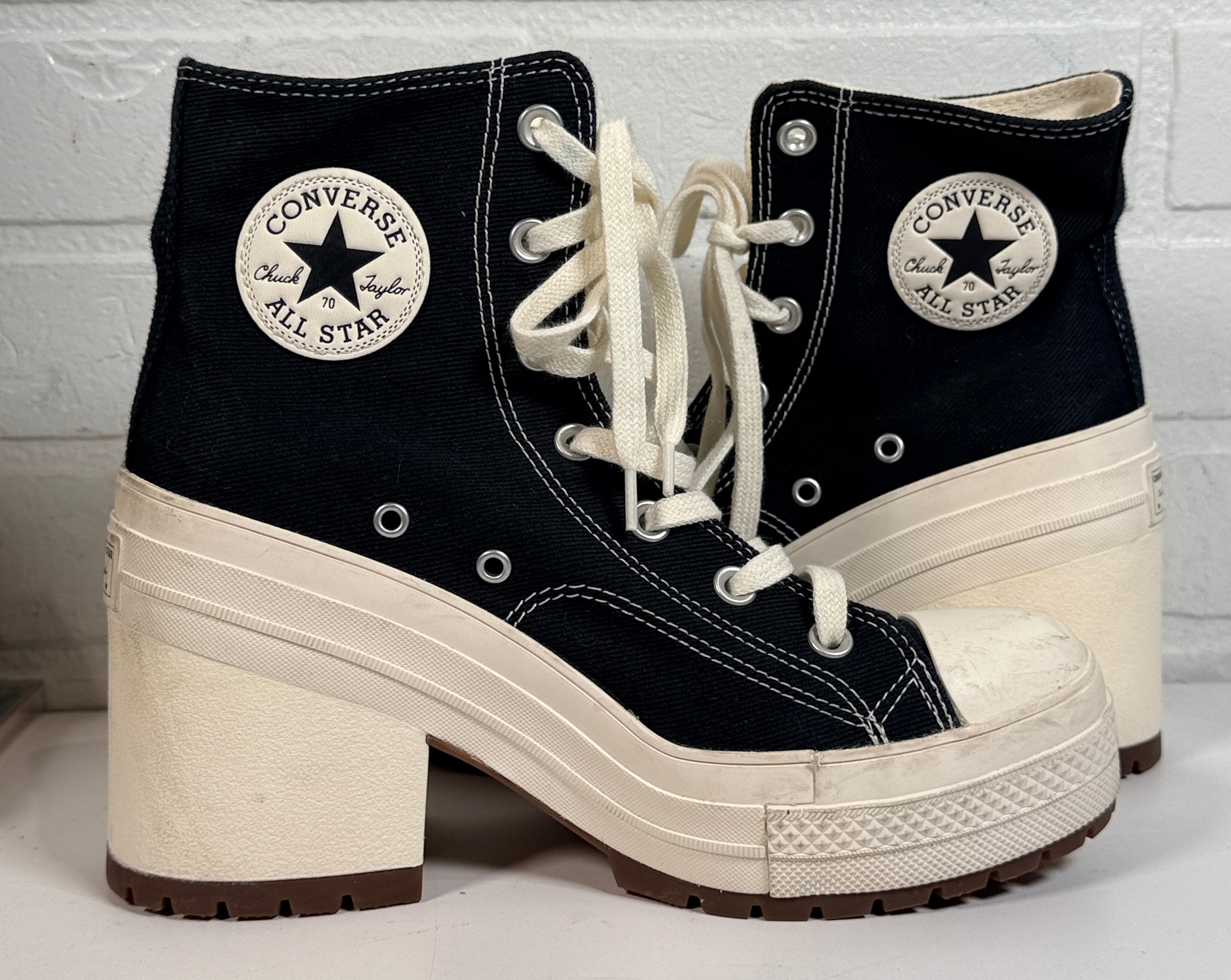 Converse Run Star Hike platform heel sneakers black high tops women’s 8.5. Chunky lug sole elevated fashion sneaker in pre-owned condition.