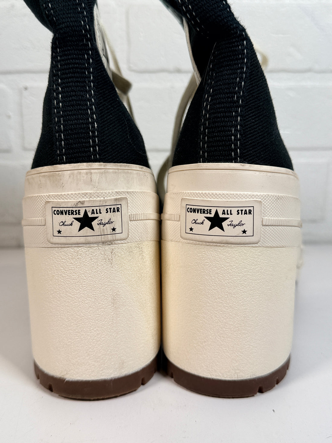 Converse Run Star Hike platform heel sneakers black high tops women’s 8.5. Chunky lug sole elevated fashion sneaker in pre-owned condition.
