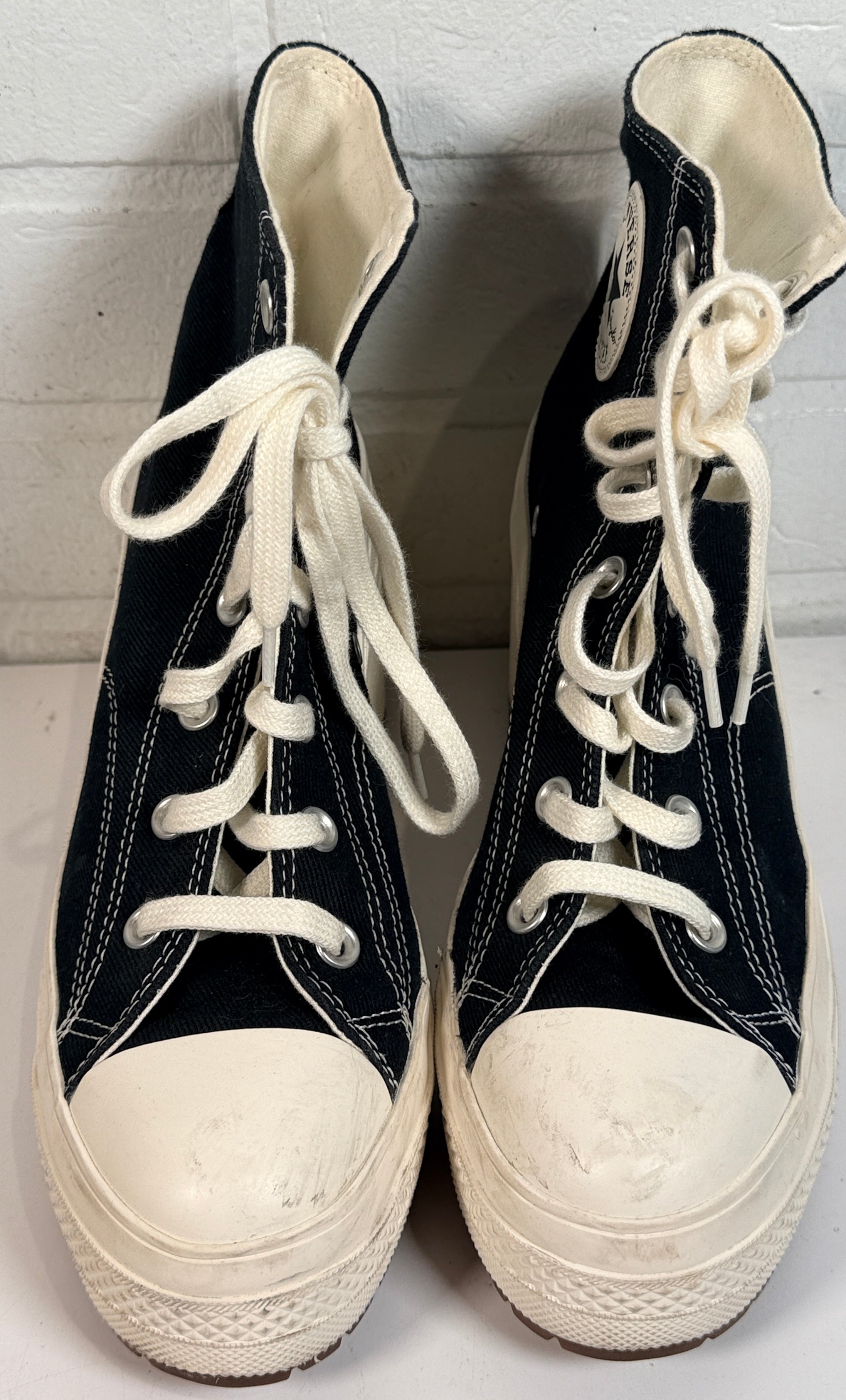 Converse Run Star Hike platform heel sneakers black high tops women’s 8.5. Chunky lug sole elevated fashion sneaker in pre-owned condition.