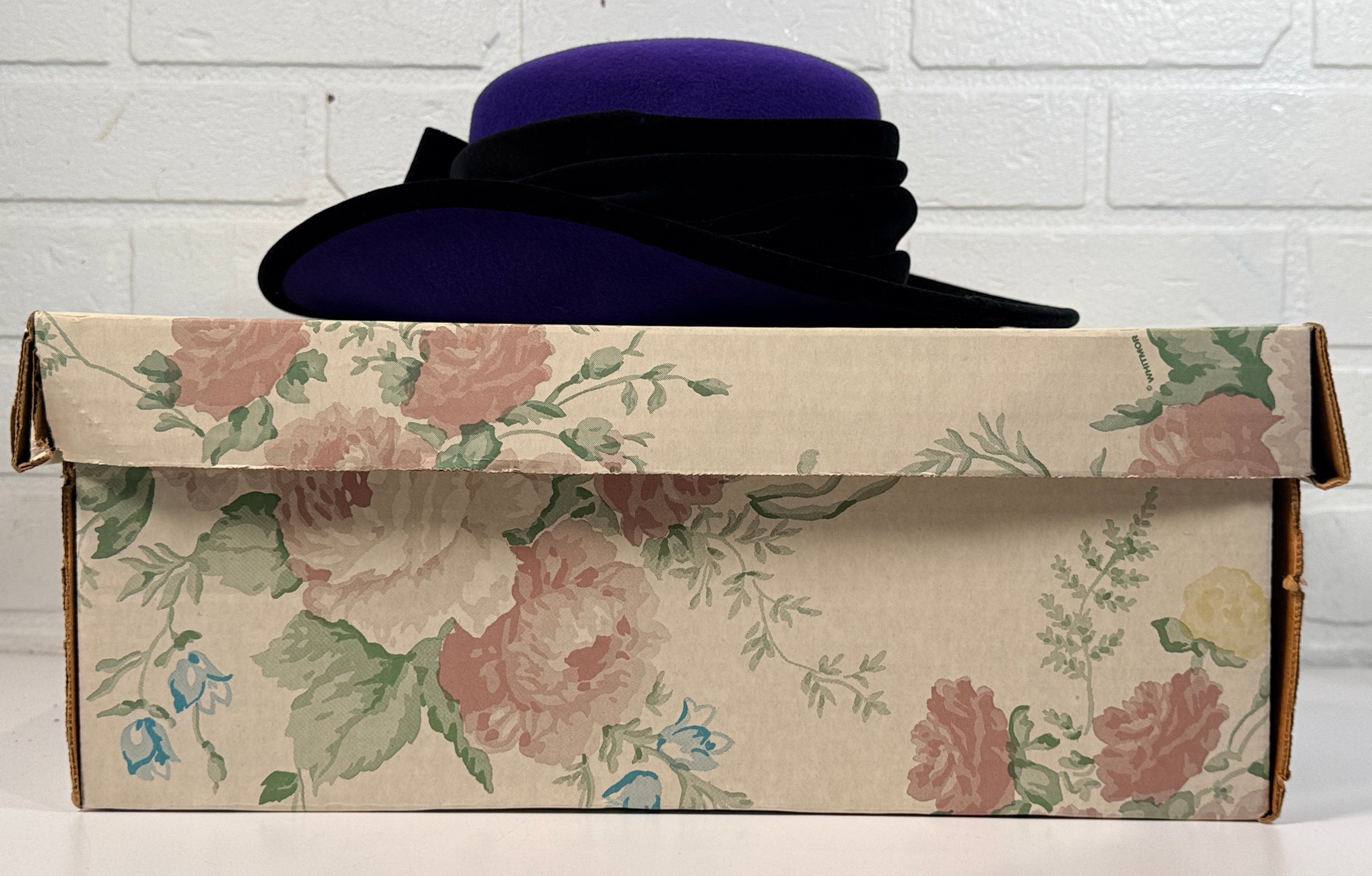 Chapeau Alexon vintage en feutre de laine violet, garniture en velours noir, Angleterre.