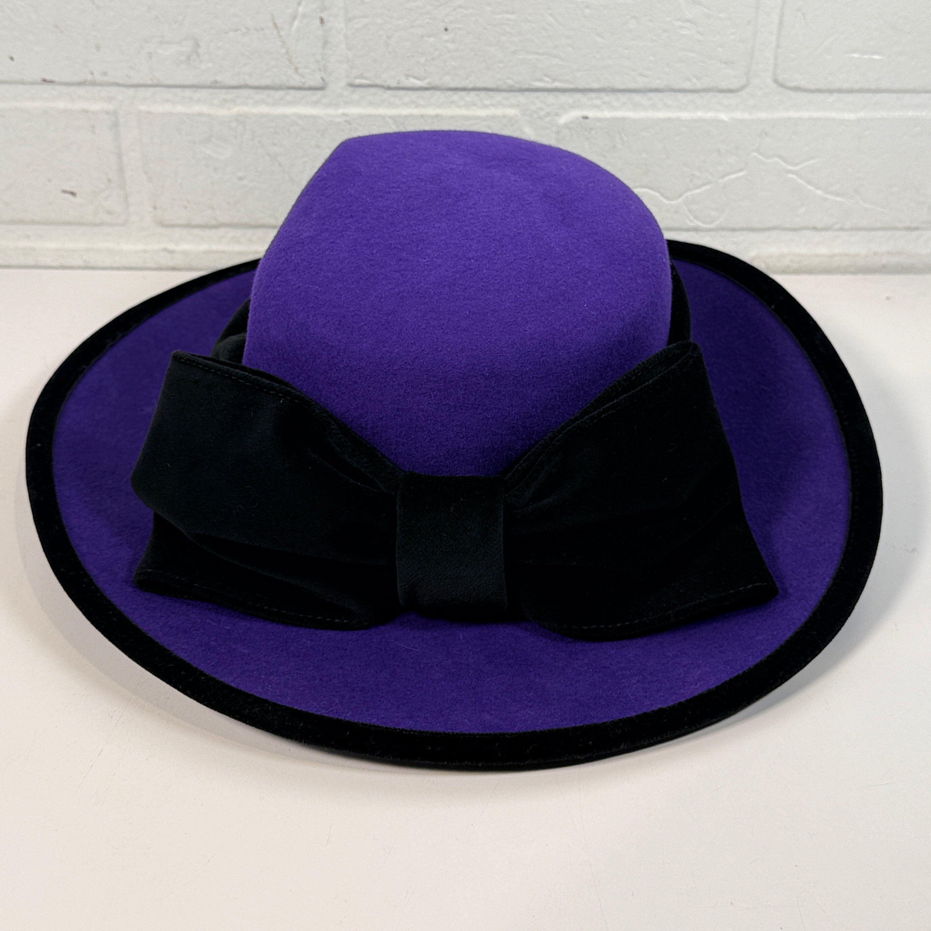 Chapeau Alexon vintage en feutre de laine violet, garniture en velours noir, Angleterre.