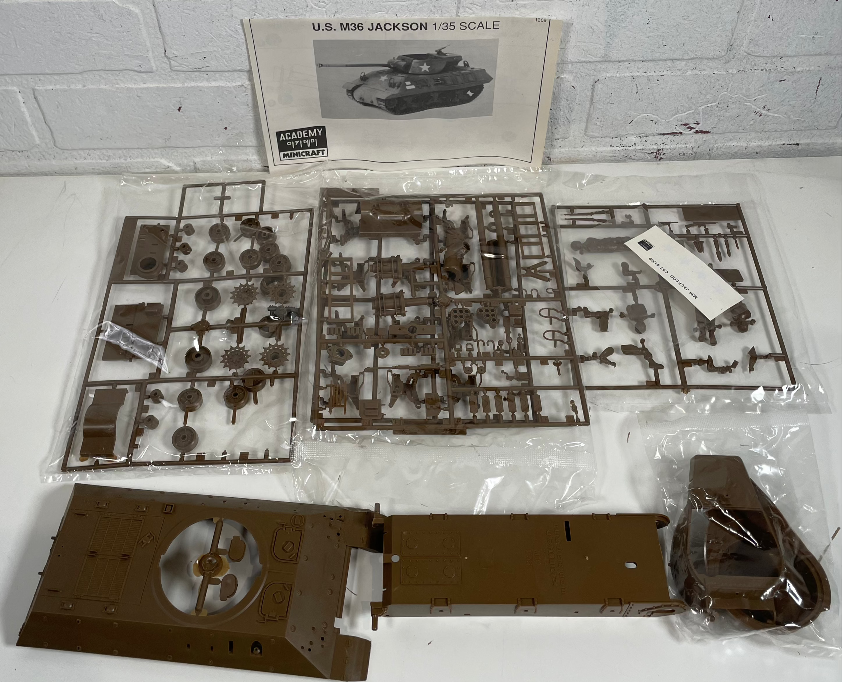 Academy-Minicraft 1/35 scale M36 Jackson Tank Destroyer model kit (Kit No. 1309)