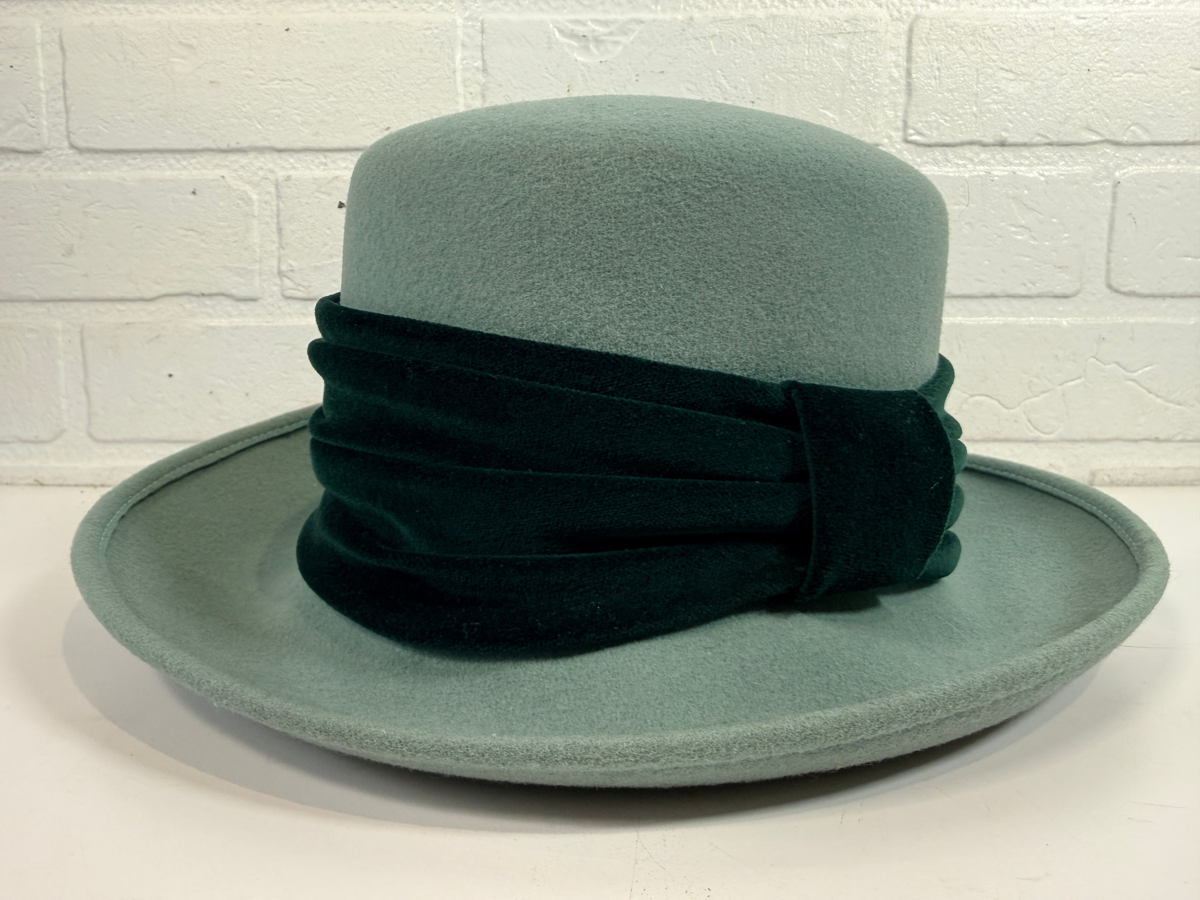 Vintage Alexon wool felt hat in mint green with black velvet trim, made in Great Britain. Includes original hat box. Elegant retro formal fashion piece.