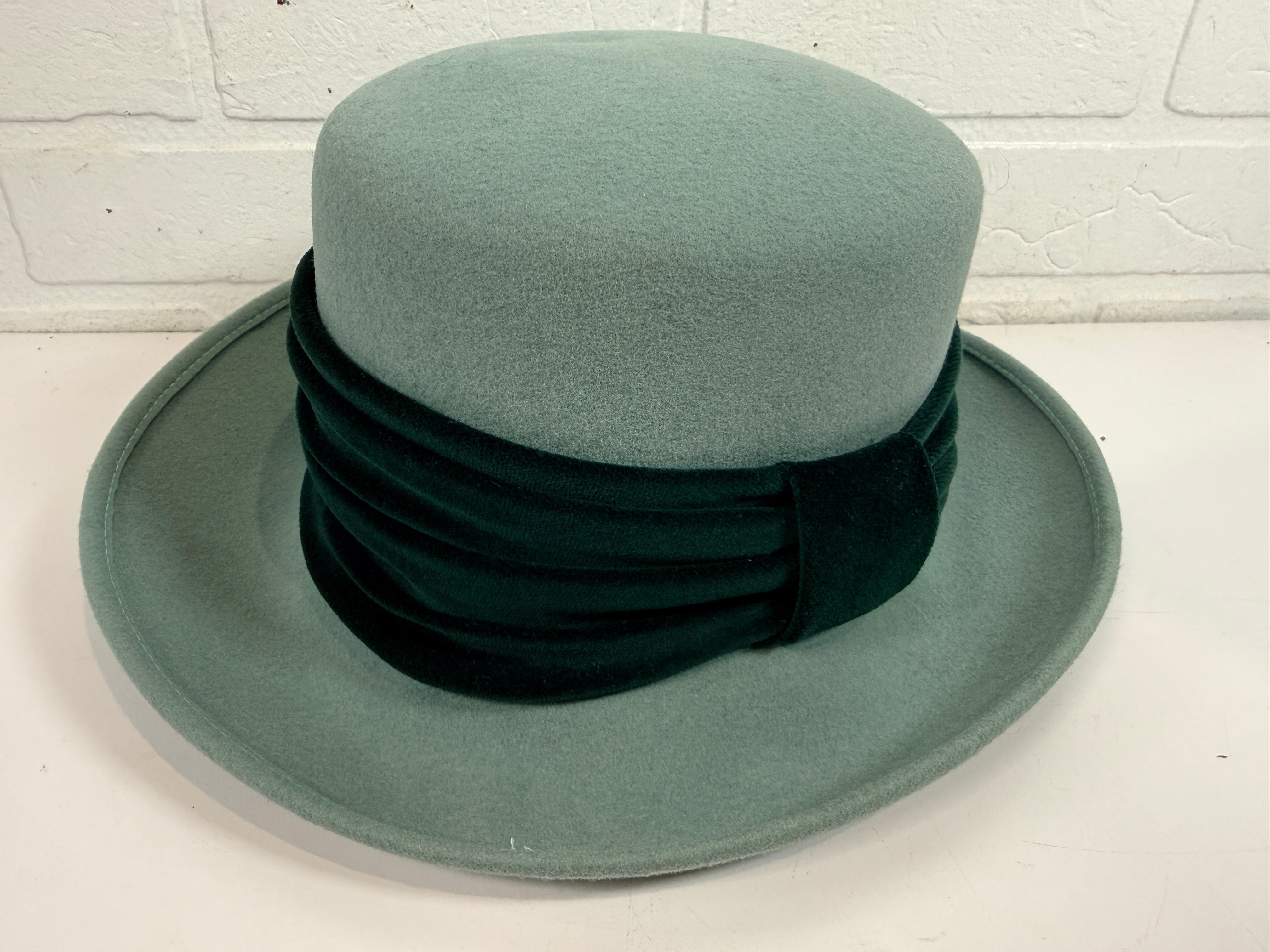 Vintage Alexon wool felt hat in mint green with black velvet trim, made in Great Britain. Includes original hat box. Elegant retro formal fashion piece.
