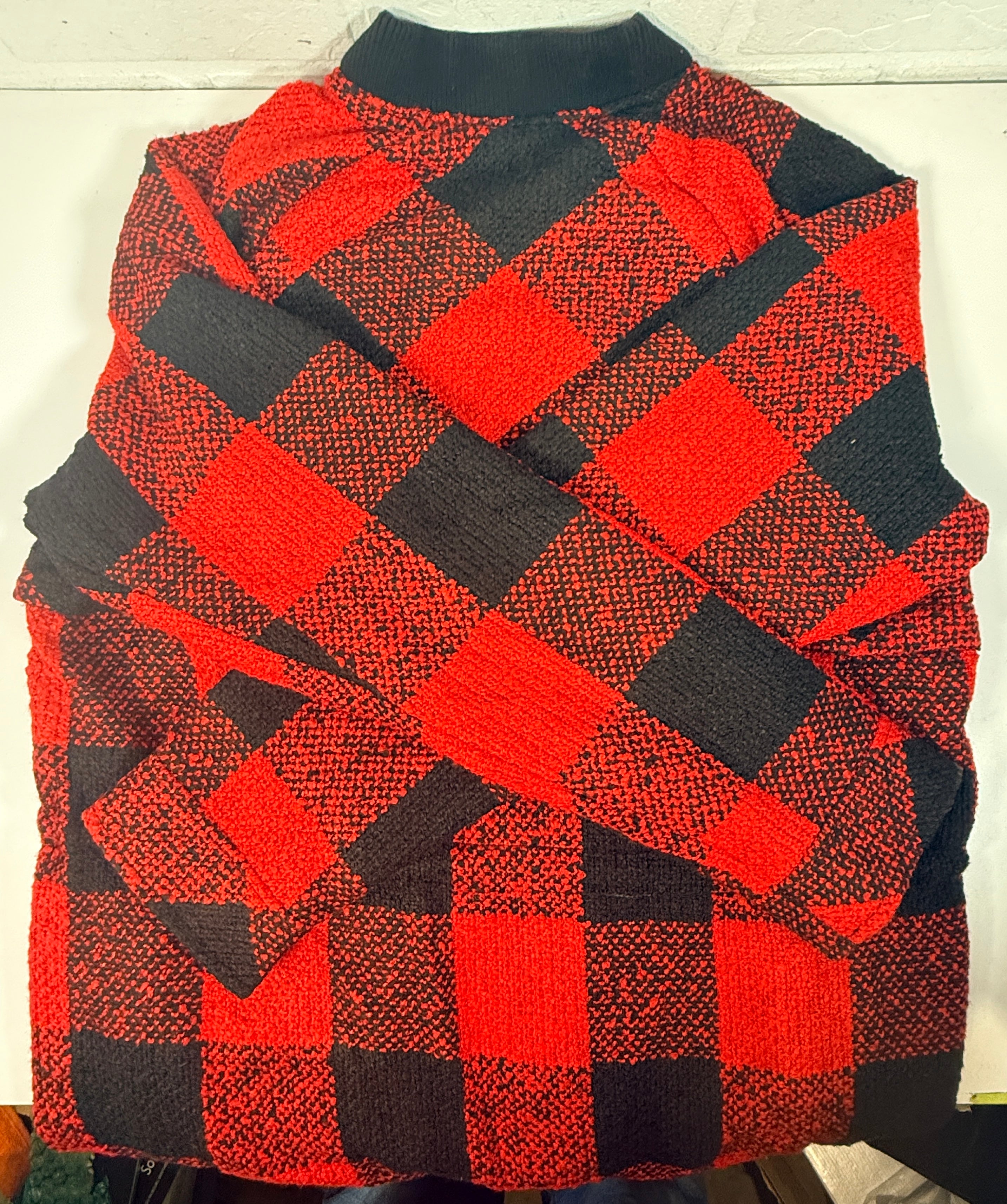 Guess Darian plaid bomber jacket in fiery red buffalo check, size medium, new with tags. Stylish zip front jacket with cargo pockets and bold streetwear look.