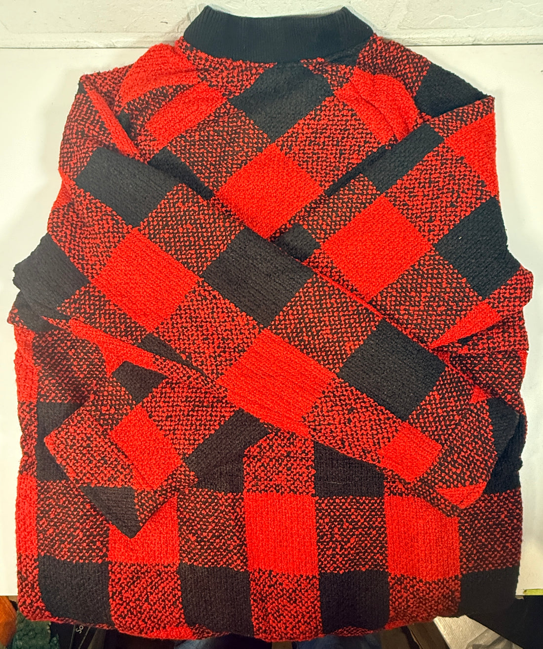 Guess Darian plaid bomber jacket in fiery red buffalo check, size medium, new with tags. Stylish zip front jacket with cargo pockets and bold streetwear look.