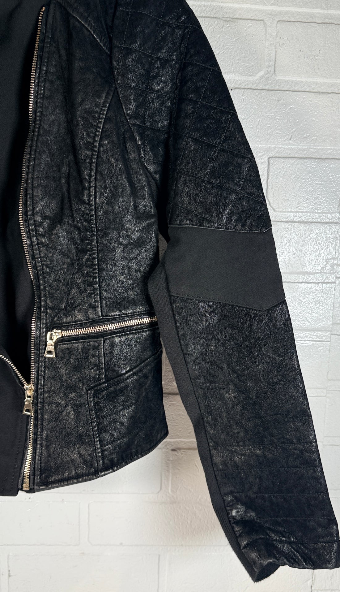 GUESS Eloise moto jacket black mixed media women’s size medium new with tags. Quilted faux leather style with zip front and stretch comfort panels.