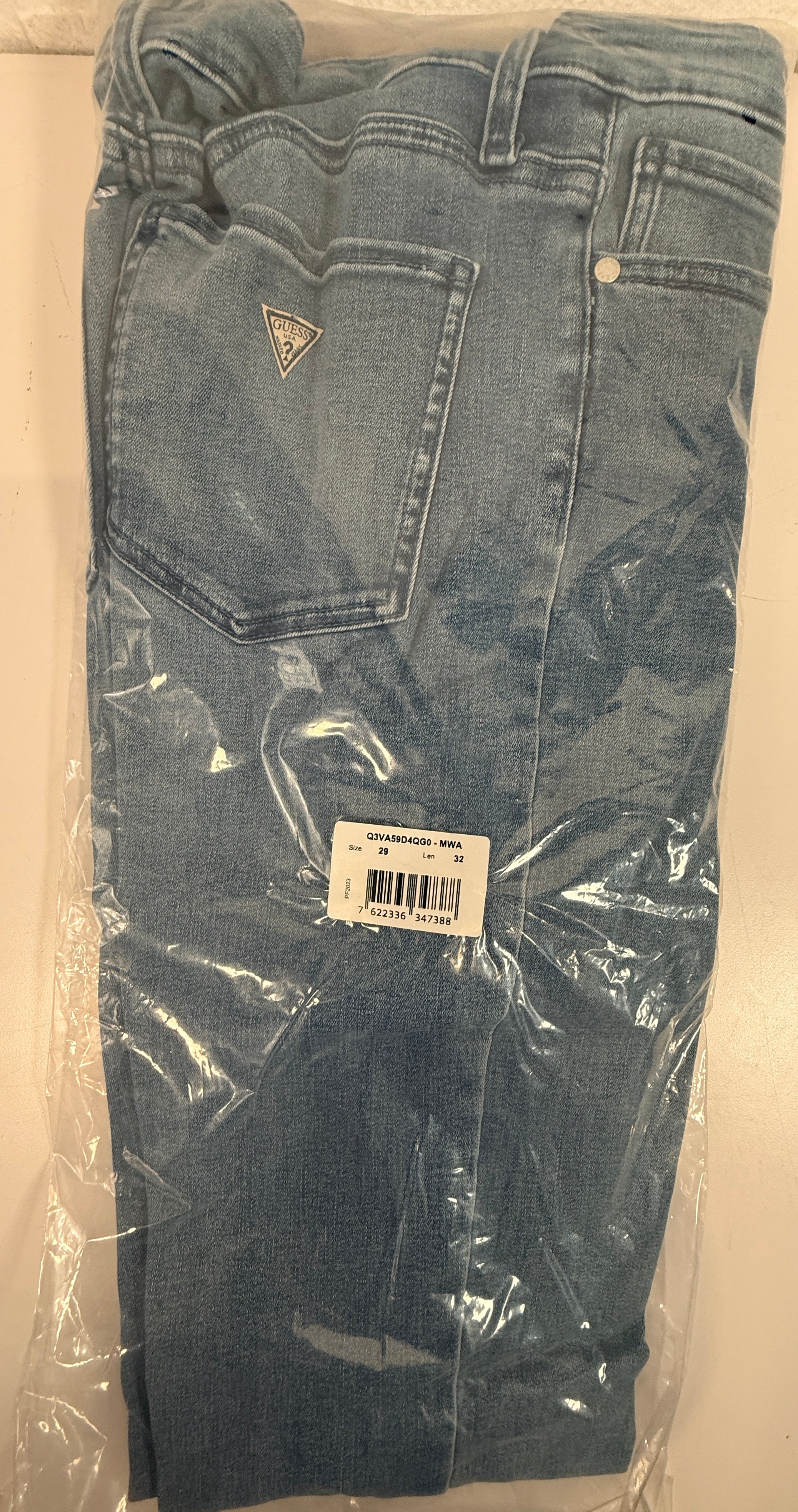 New GUESS Beatriz high rise bootcut jeans women's size 29x32 medium wash denim sealed package. Stylish premium denim at great value.