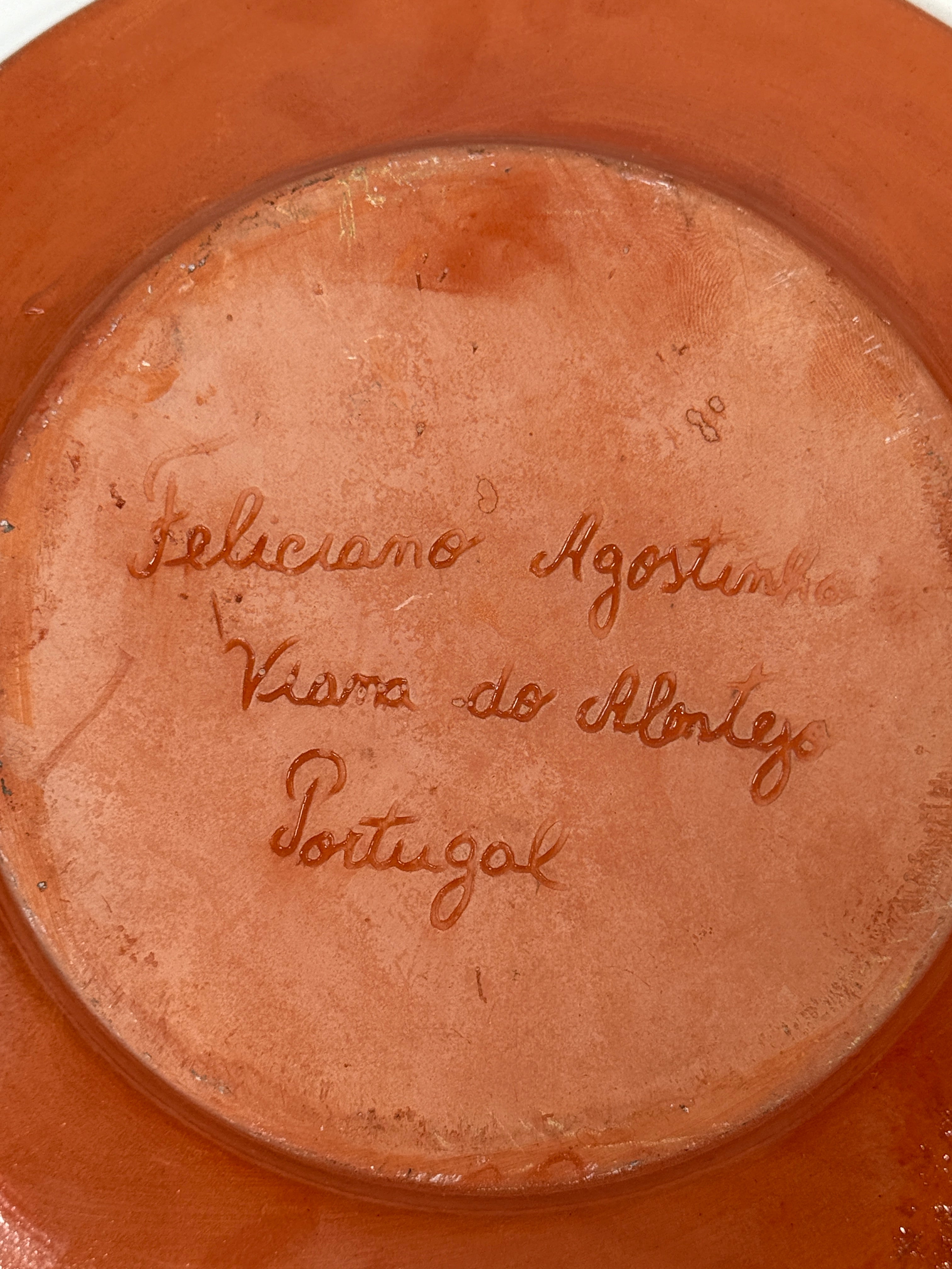 Assiette de présentation Feliciano Agostinho peinte à la main – Viana do Alentejo Portugal – Terre cuite signée