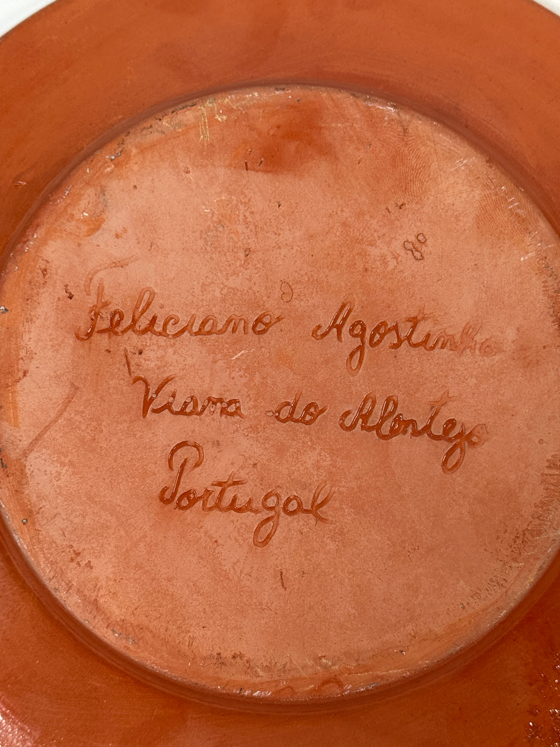Assiette de présentation Feliciano Agostinho peinte à la main – Viana do Alentejo Portugal – Terre cuite signée