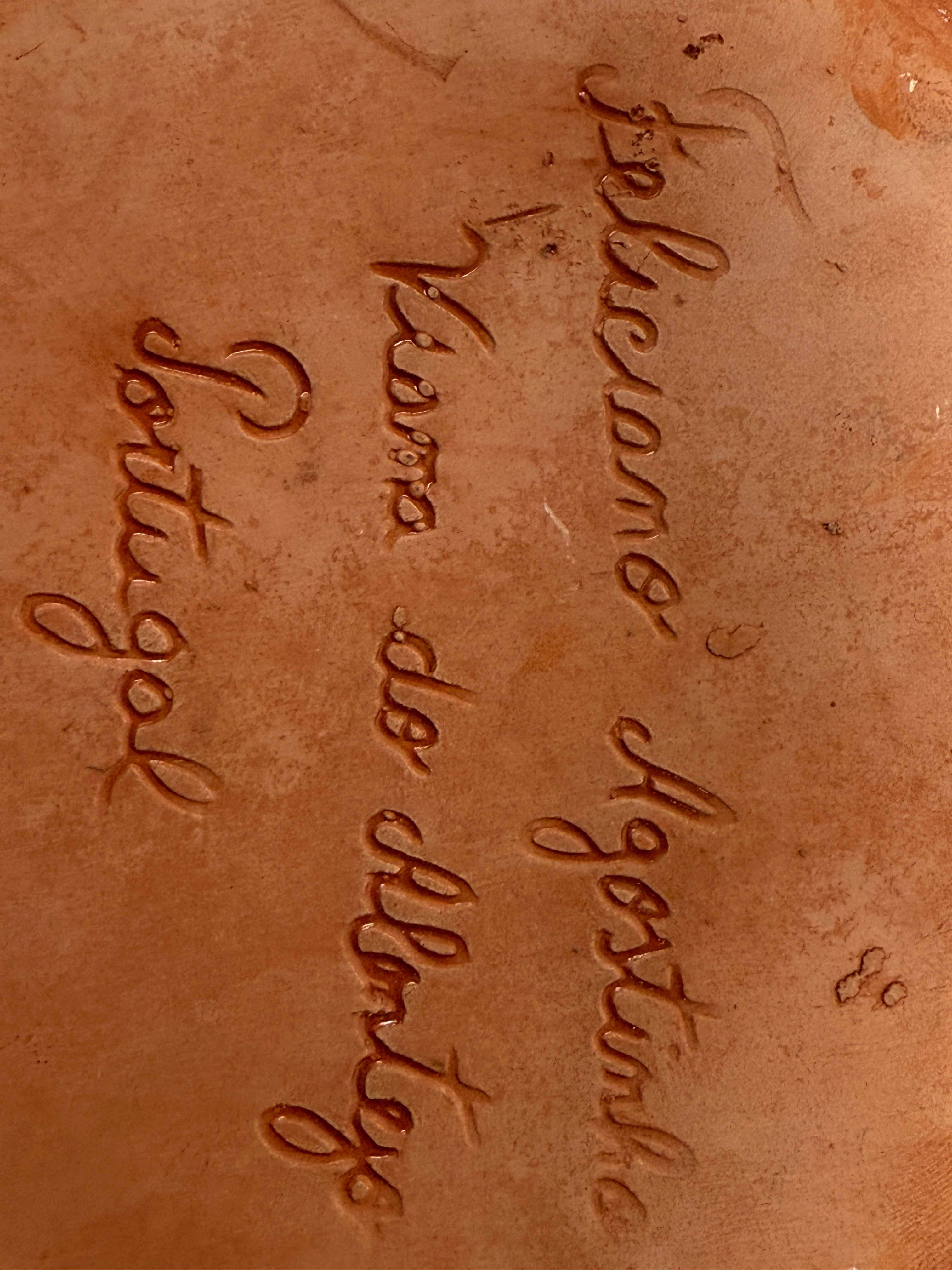 Assiette de présentation Feliciano Agostinho peinte à la main – Viana do Alentejo Portugal – Terre cuite signée