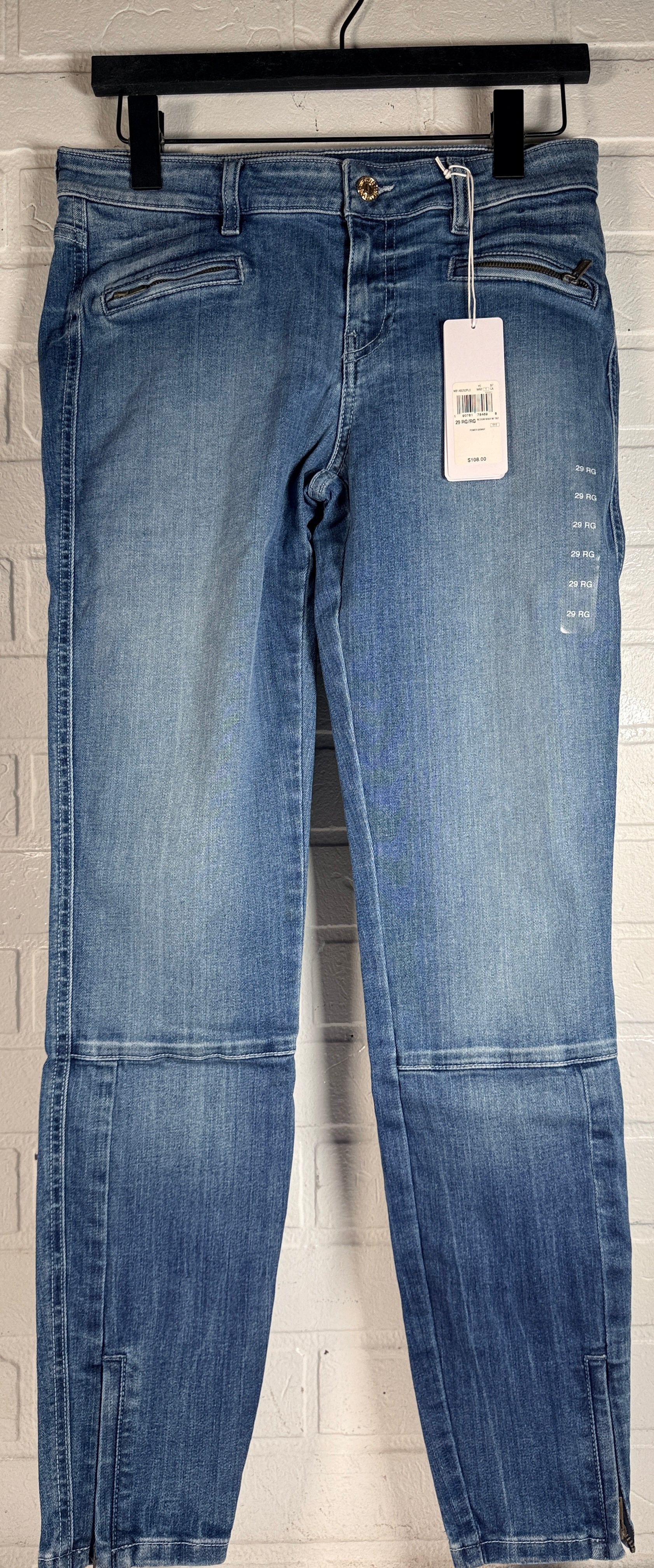 GUESS Power Stretch Skinny jeans women’s size 29 in medium wash. New with tags stretch denim featuring zip pockets and ankle zips. Stylish everyday fit.