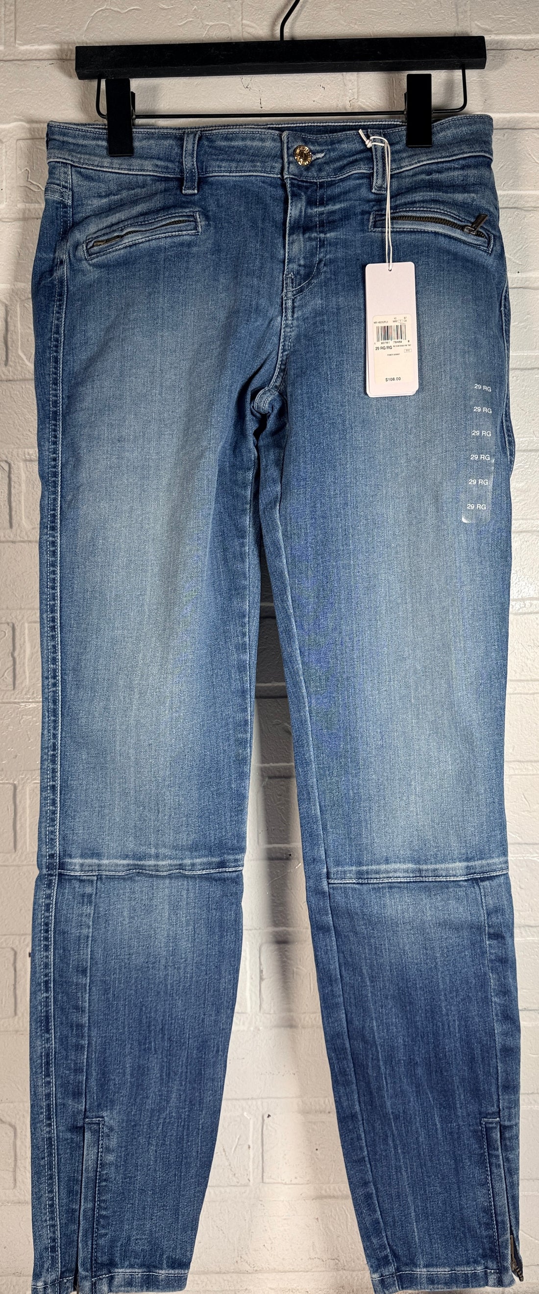 GUESS Power Stretch Skinny jeans women’s size 29 in medium wash. New with tags stretch denim featuring zip pockets and ankle zips. Stylish everyday fit.