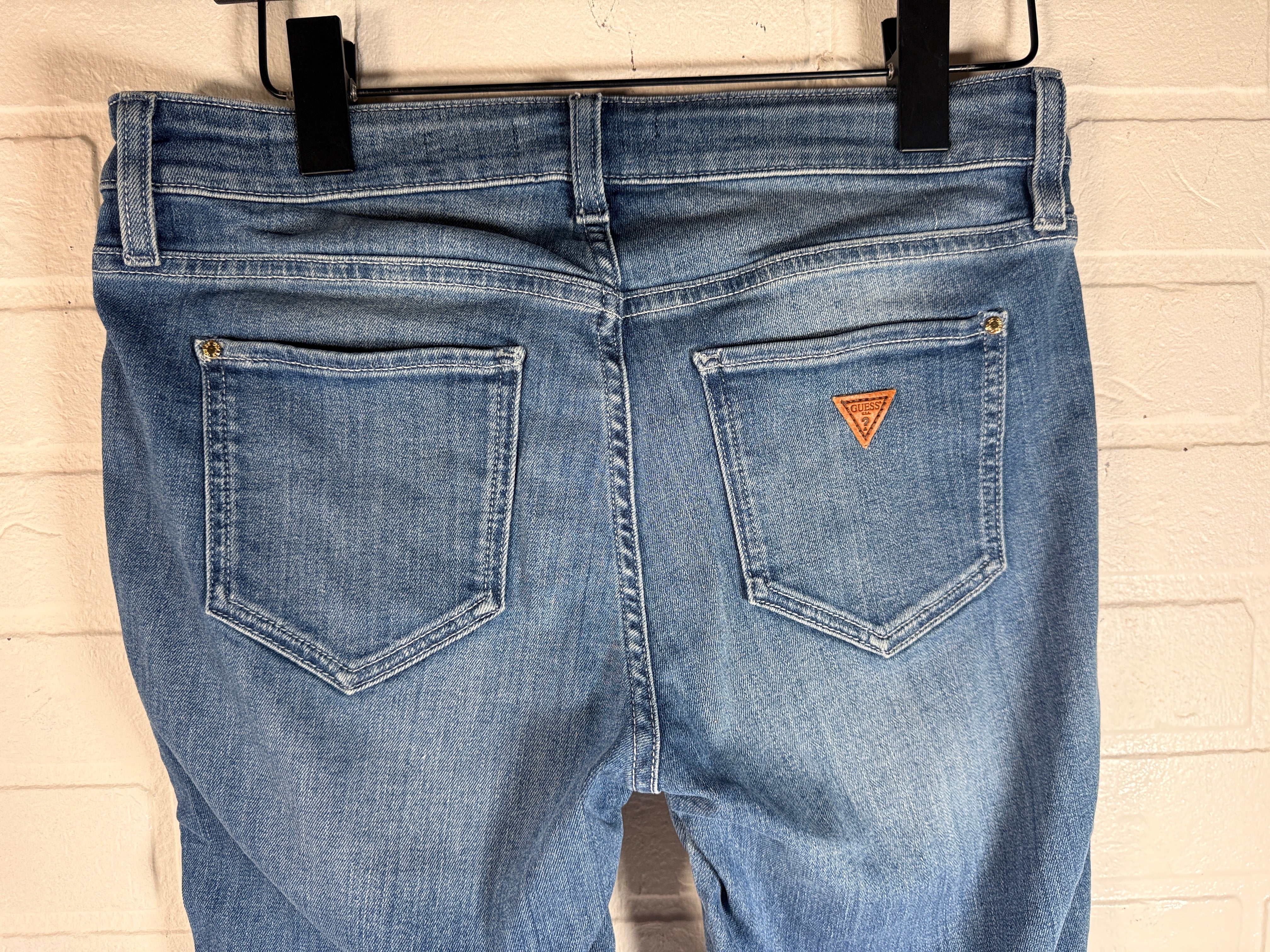 GUESS Power Stretch Skinny jeans women’s size 29 in medium wash. New with tags stretch denim featuring zip pockets and ankle zips. Stylish everyday fit.