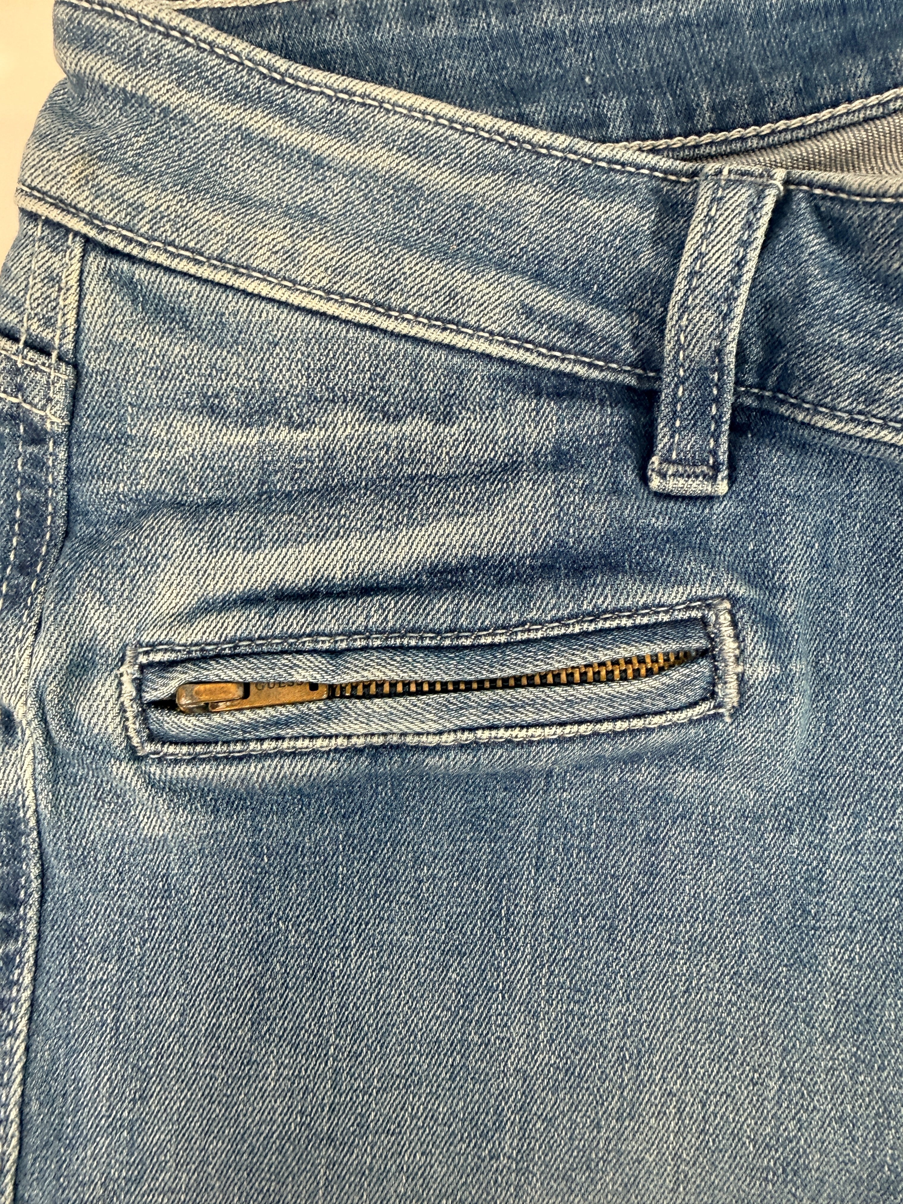 GUESS Power Stretch Skinny jeans women’s size 29 in medium wash. New with tags stretch denim featuring zip pockets and ankle zips. Stylish everyday fit.