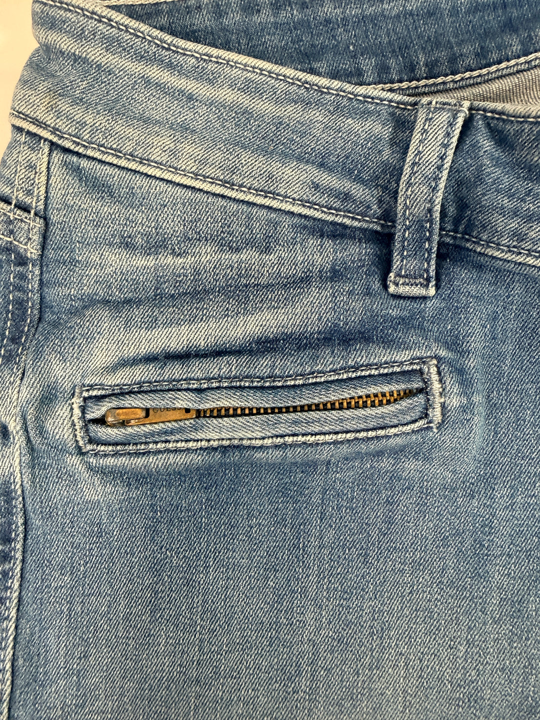 GUESS Power Stretch Skinny jeans women’s size 29 in medium wash. New with tags stretch denim featuring zip pockets and ankle zips. Stylish everyday fit.