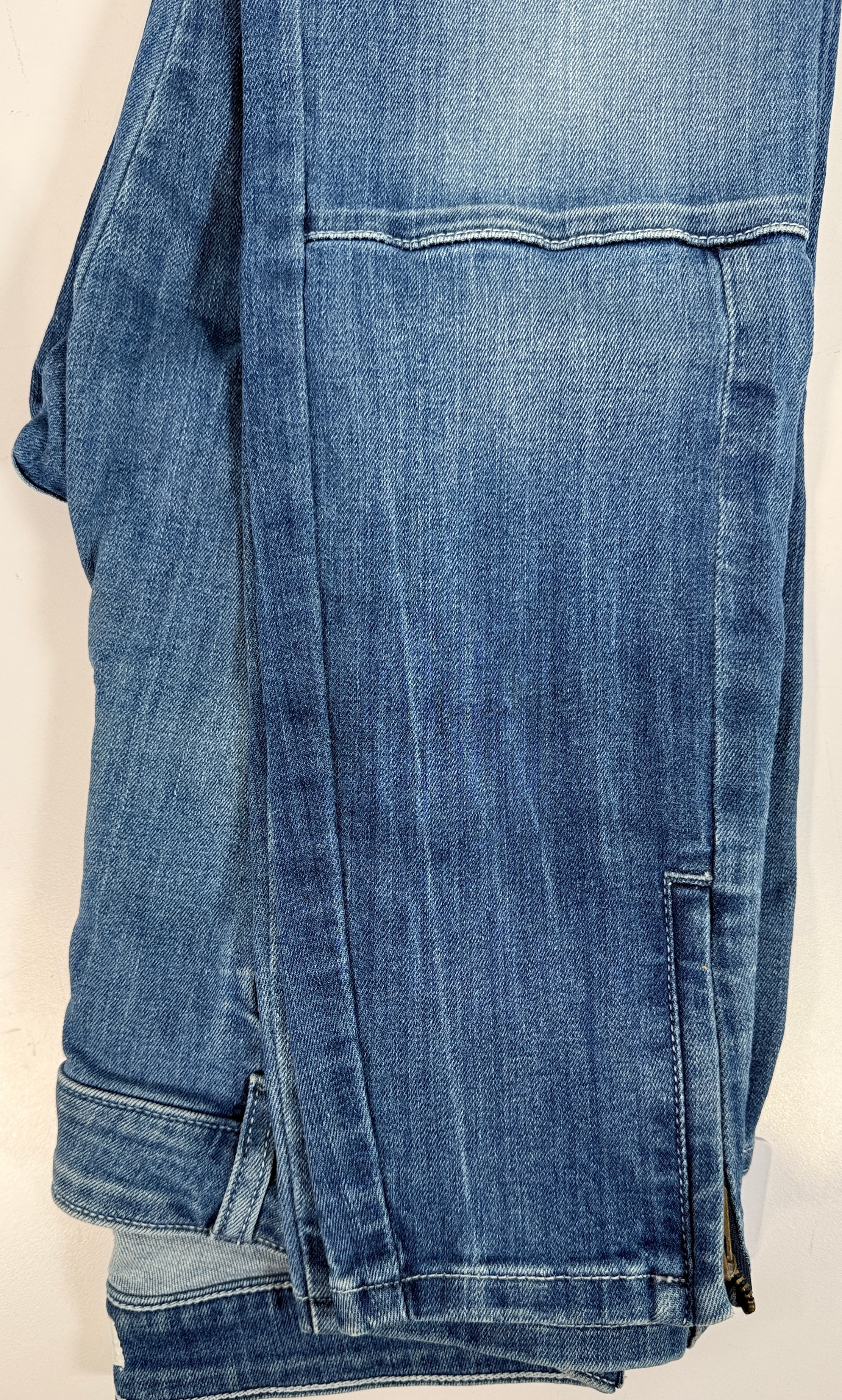 GUESS Power Stretch Skinny jeans women’s size 29 in medium wash. New with tags stretch denim featuring zip pockets and ankle zips. Stylish everyday fit.