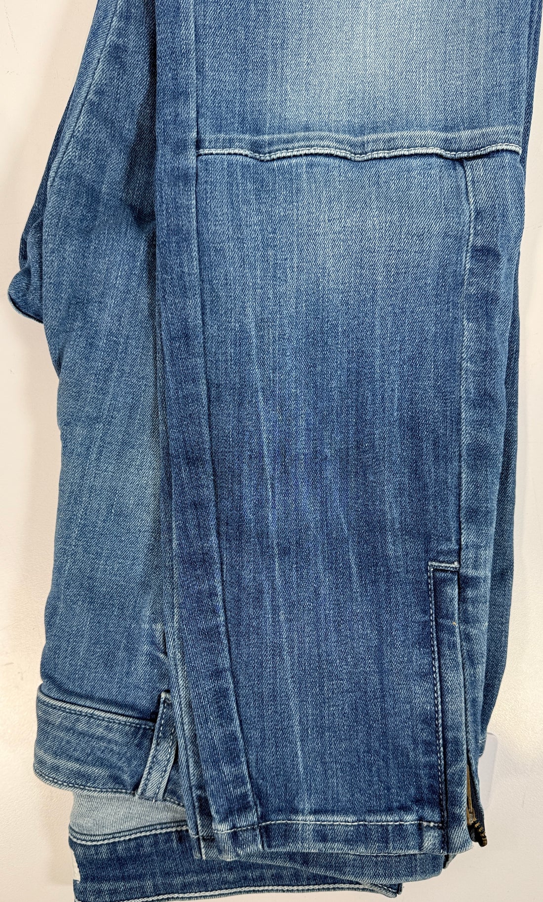 GUESS Power Stretch Skinny jeans women’s size 29 in medium wash. New with tags stretch denim featuring zip pockets and ankle zips. Stylish everyday fit.