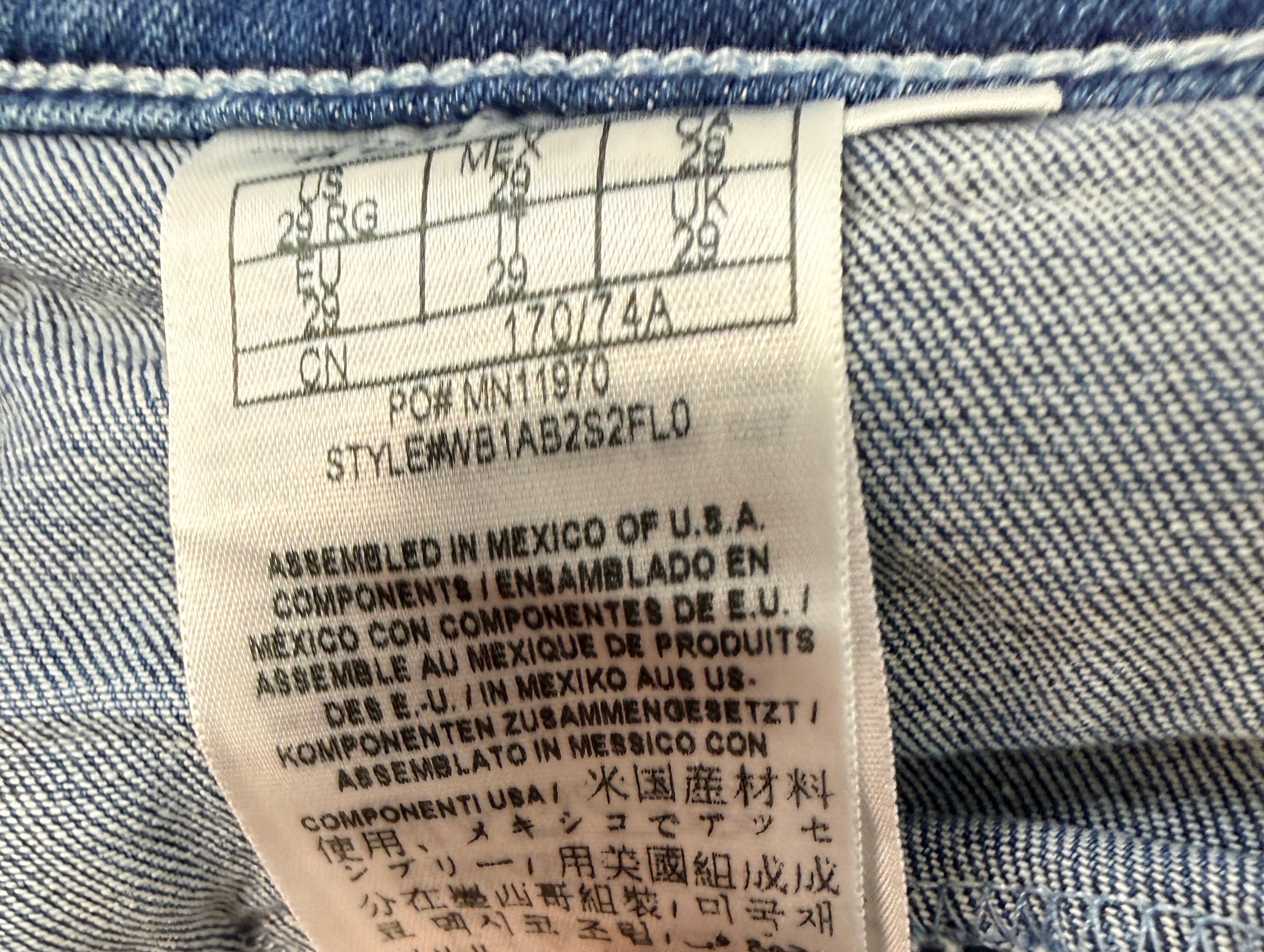 GUESS Power Stretch Skinny jeans women’s size 29 in medium wash. New with tags stretch denim featuring zip pockets and ankle zips. Stylish everyday fit.
