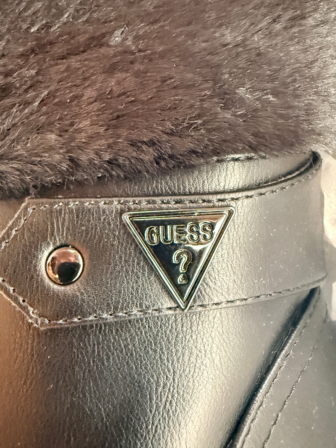 GUESS, Bottines à talons compensés et ornées de fausse fourrure, Noir, Neuves, dans leur boîte d'origine.