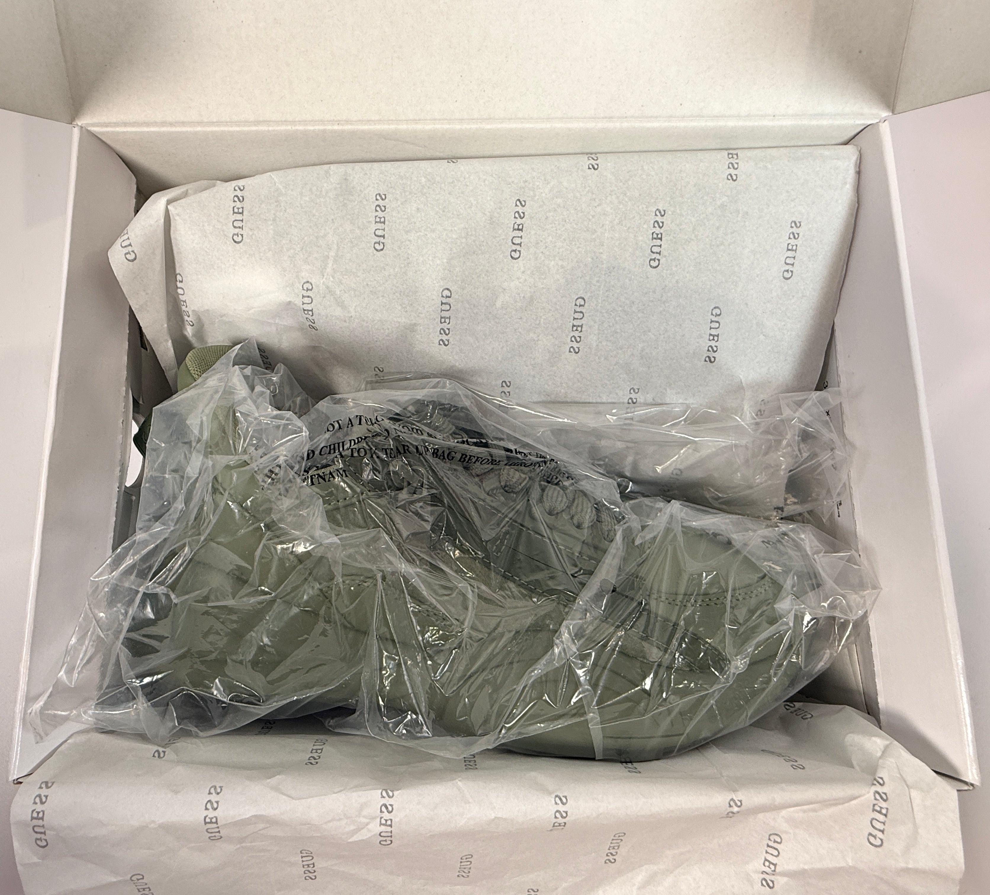 GUESS Bailian-A platform sneakers women’s size 8 in medium green. New in box chunky fashion shoes with bold streetwear style and comfort.