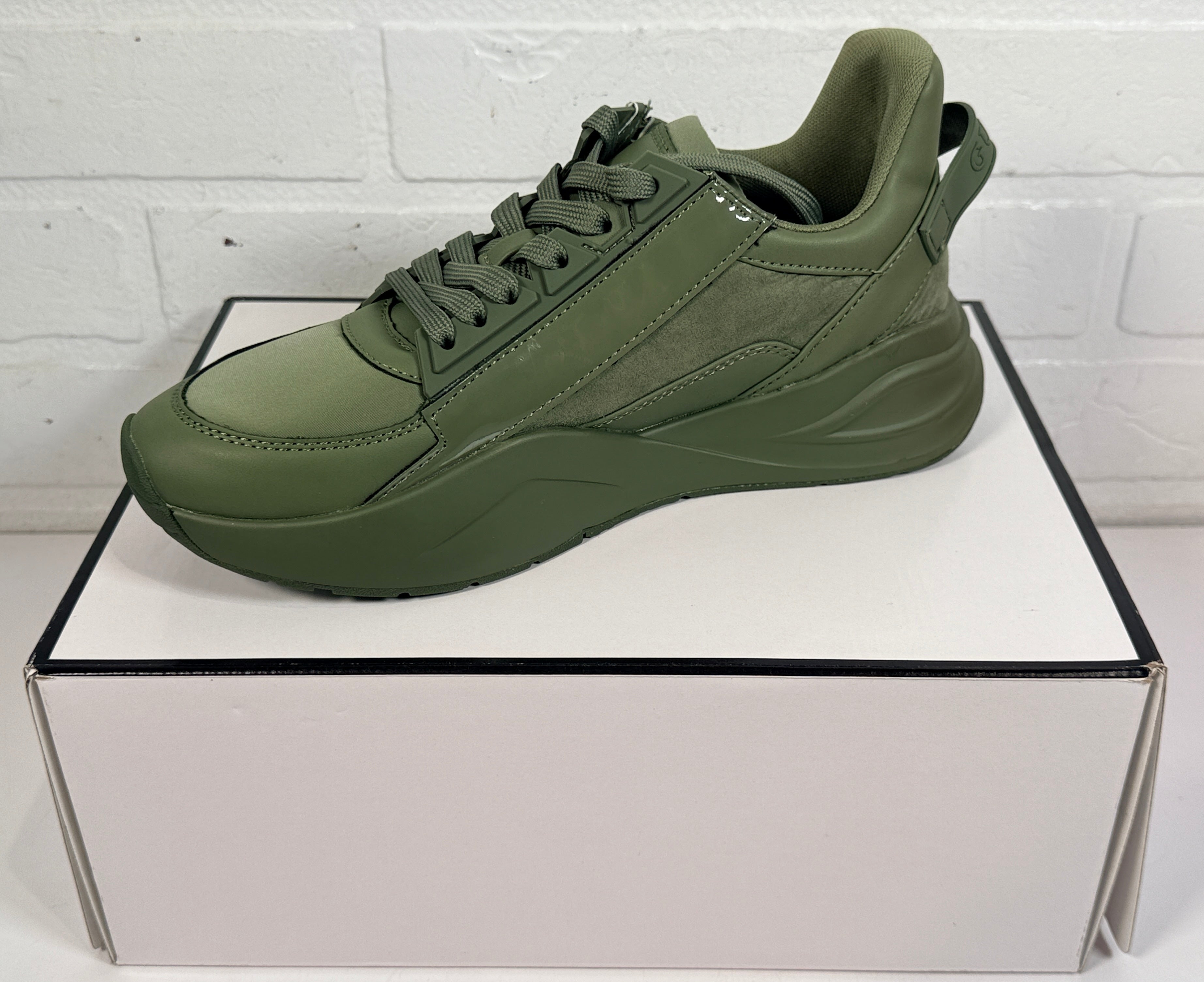 GUESS Bailian-A platform sneakers women’s size 8 in medium green. New in box chunky fashion shoes with bold streetwear style and comfort.